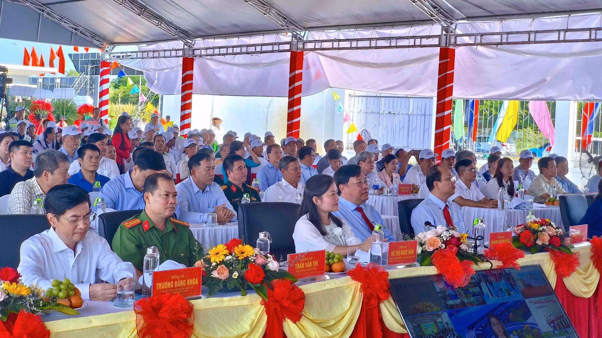 Lãnh đạo và đông đảo cán bộ, nhân dân... tham dự điểm cầu truyền hình trực tiếp khởi công bệnh viện 1.200 giường tại Cà Mau.