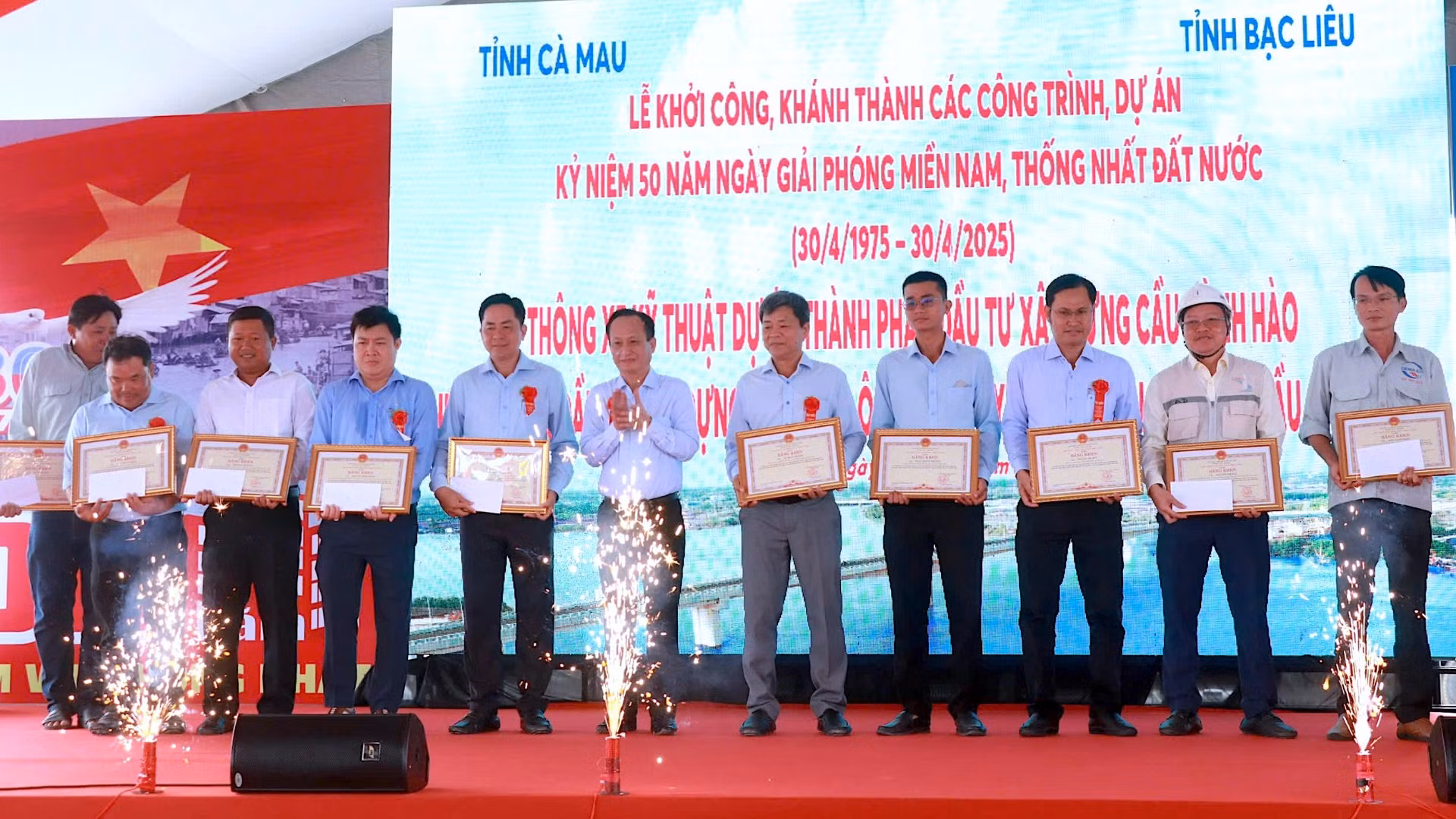 Tặng bằng khen cho các tập thể và cá nhân có đóng góp tích cực trong việc giúp công trình xây dựng cầu Gành Hào hoàn thành đúng tiến độ.