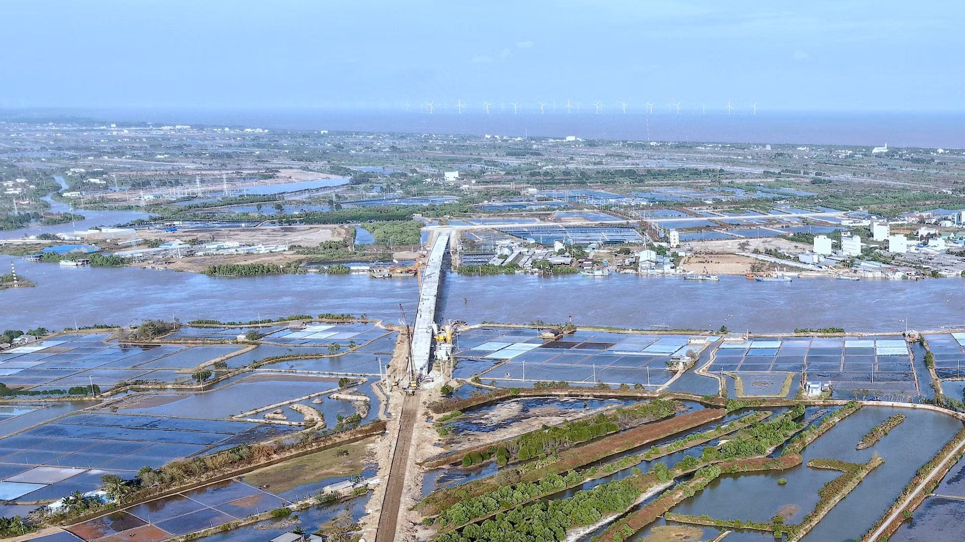 Cầu Gành Hào trong giai đoạn hợp long chuẩn bị cho việc thông xe, giúp nối liền vùng giáp ranh tỉnh Cà Mau và Bạc Liêu. (Ảnh chụp vào tháng 3/2025).