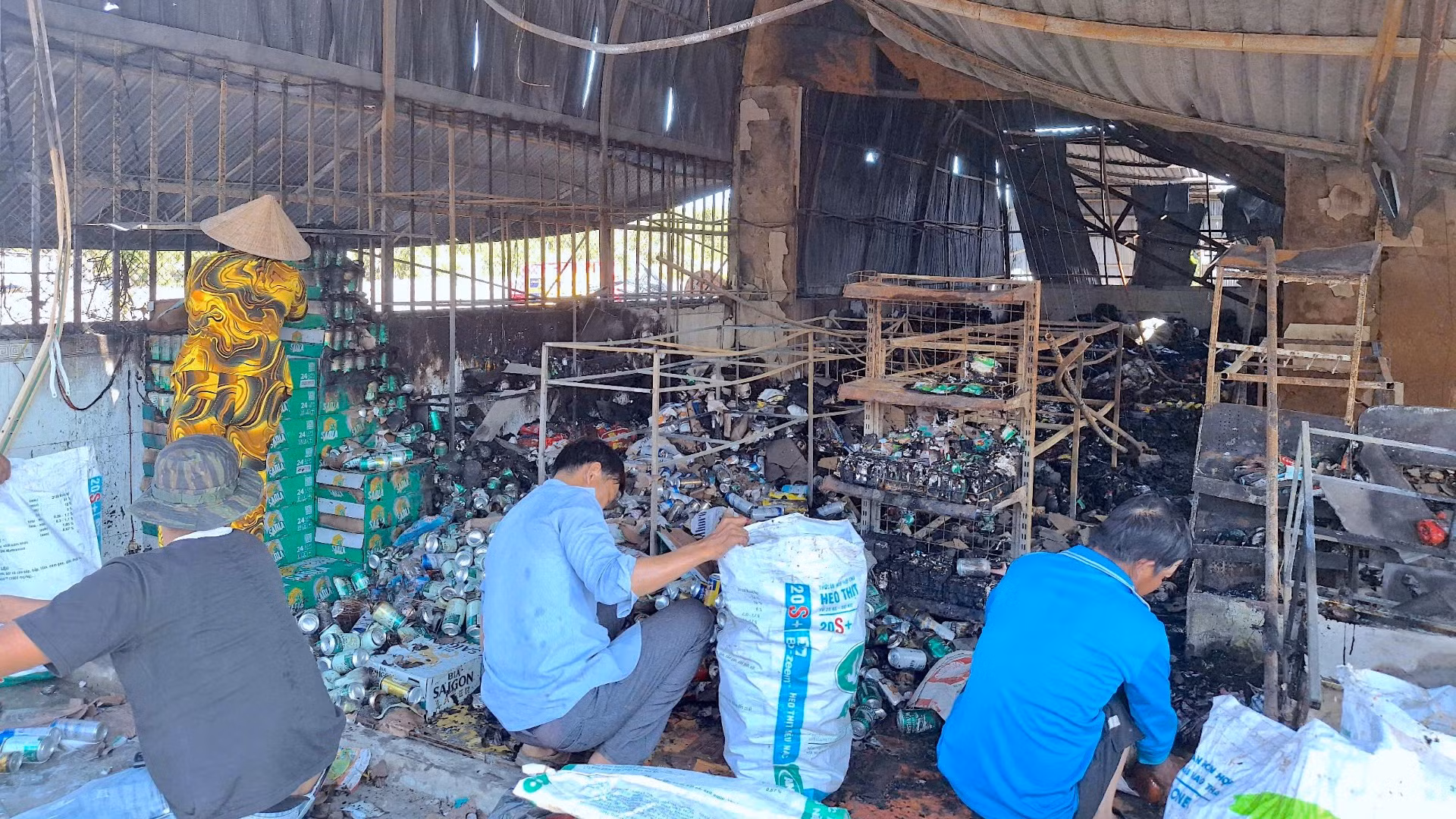 Nhiều tài sản và vật dụng của người dân bị thiêu rụi trong vụ cháy.