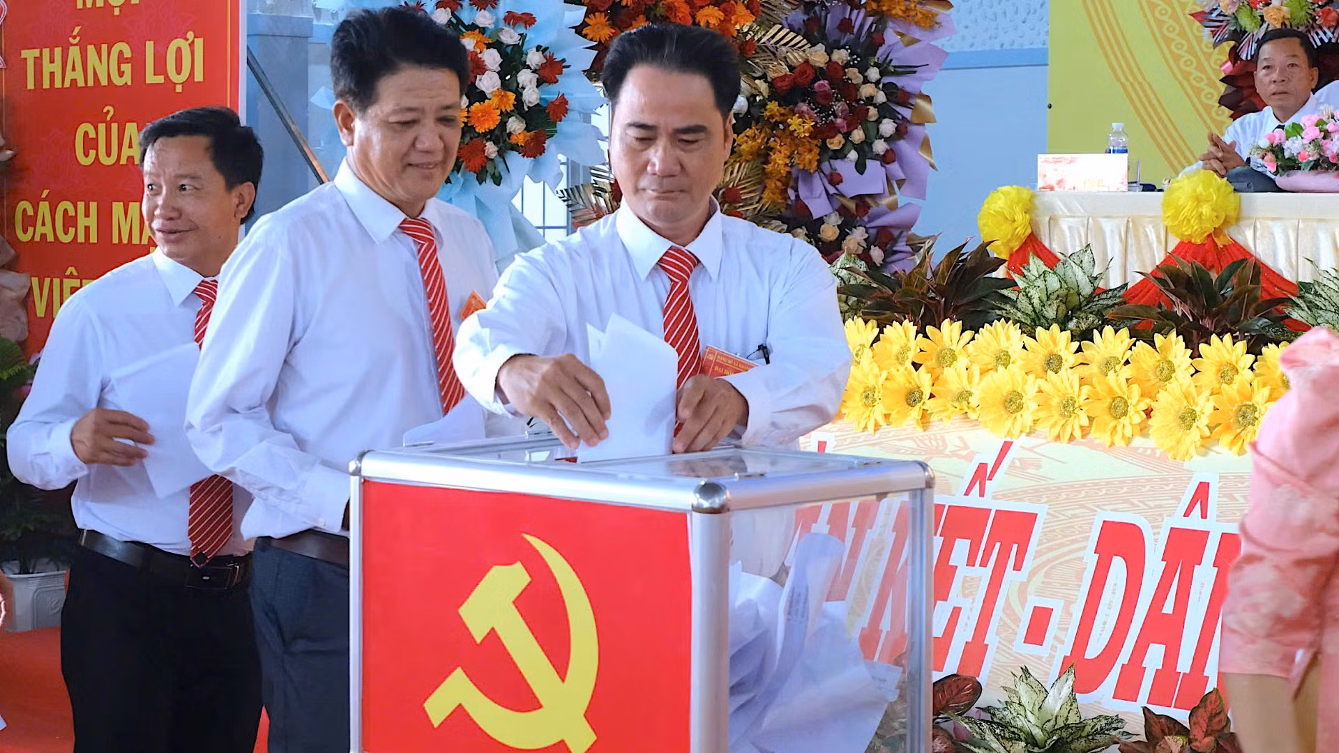 Các đại biểu bỏ phiếu bầu Ban Chấp hành Đảng bộ xã Khánh Lộc nhiệm kỳ 2025-2030.