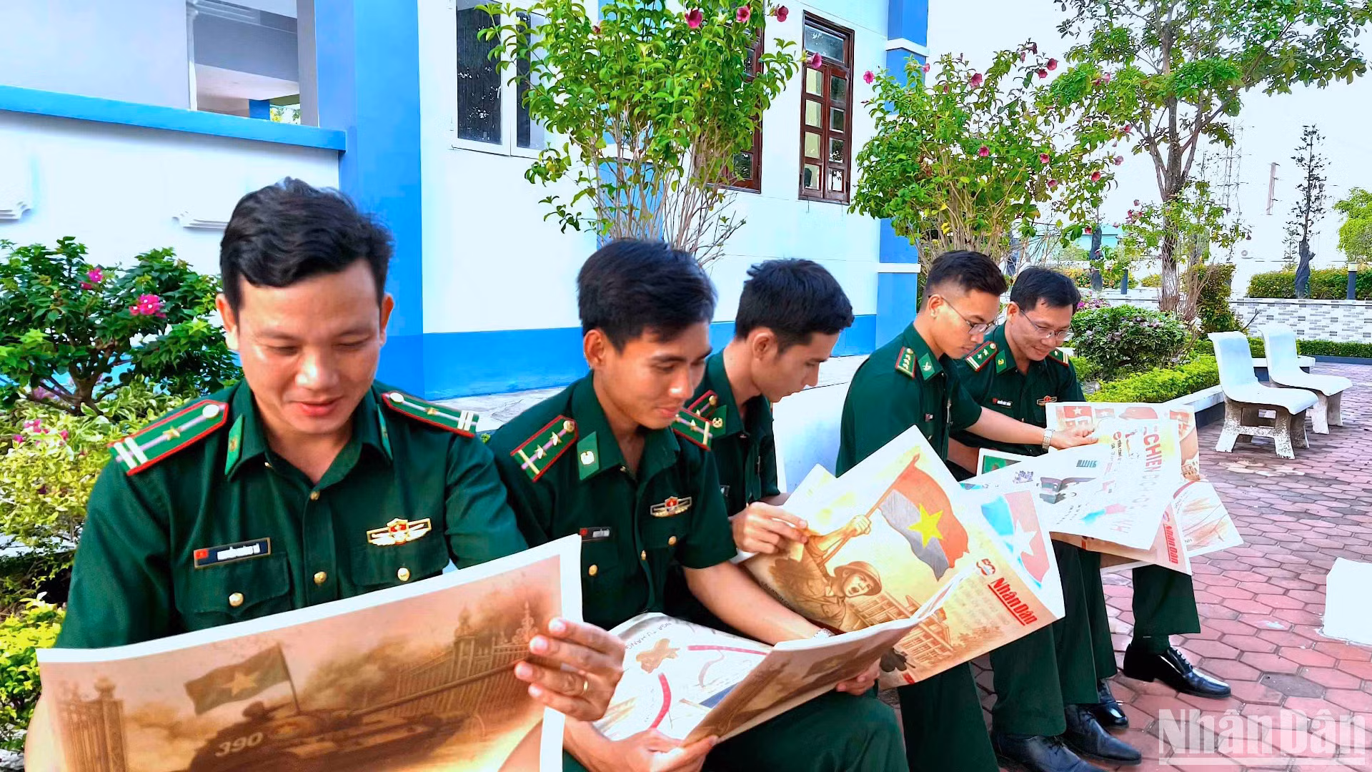 Ấn phẩm phụ san đặc biệt của Báo Nhân Dân mừng ngày "Đất nước trọn niềm vui" đến với cán bộ, chiến sĩ Bộ đội Biên phòng Cà Mau. 