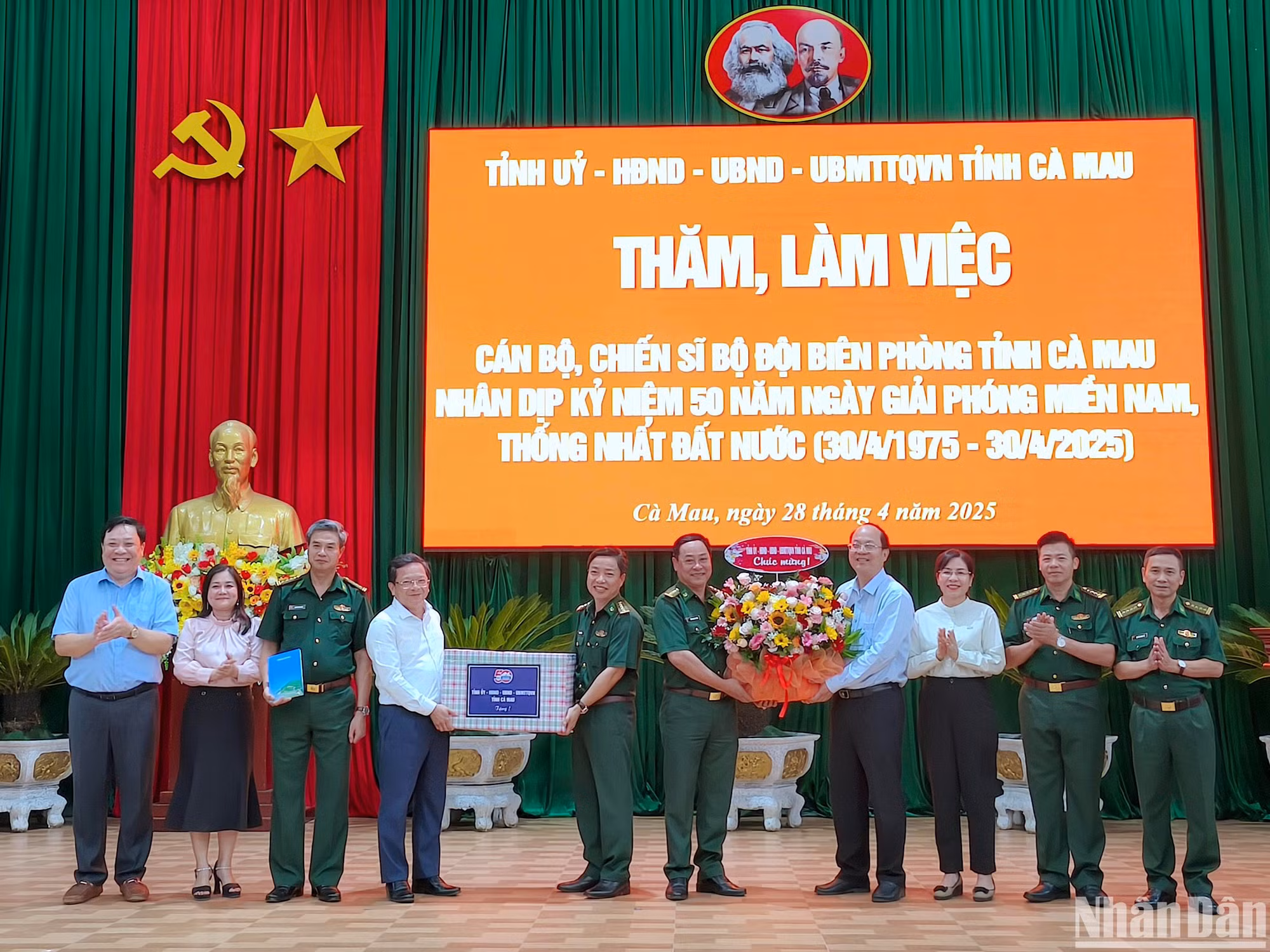 Các đồng chí Thường trực Tỉnh ủy Cà Mau trao tặng quà động viên lực lượng khối Biên phòng tỉnh Cà Mau. Các đồng chí Thường trực Tỉnh ủy Cà Mau trao tặng quà động viên lực lượng khối Biên phòng tỉnh Cà Mau.