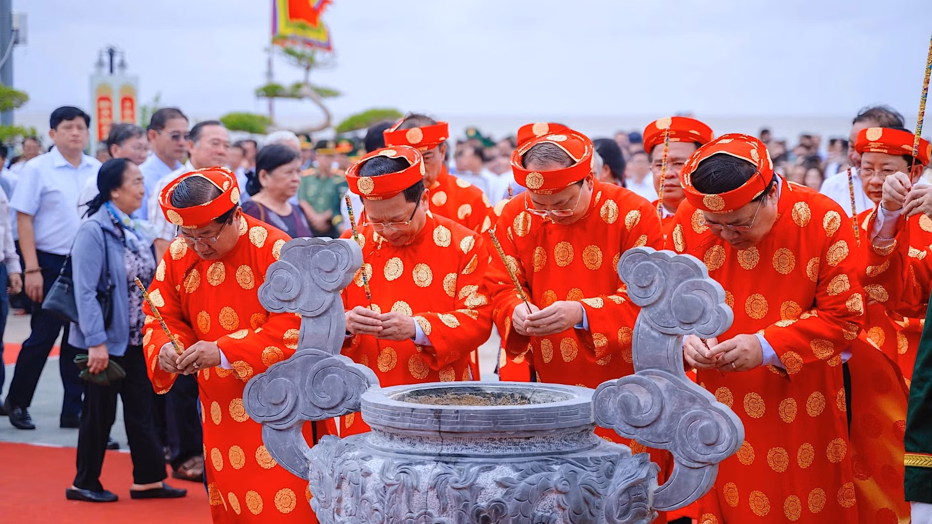 Lãnh đạo tỉnh Cà Mau dâng hương tri ân Đức Quốc Tổ.