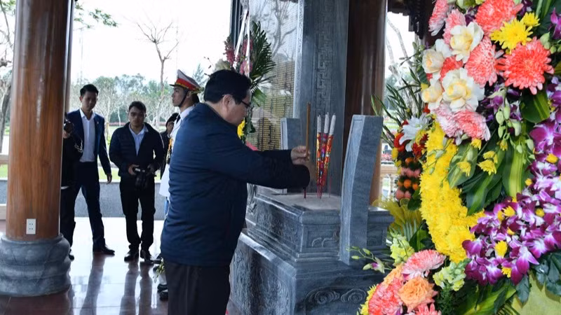 Thủ tướng Phạm Minh Chính dâng hương tại Nhà bia ghi danh các liệt sĩ quê Thanh Hóa hy sinh trong kháng chiến tại tỉnh Quảng Nam. (Ảnh: THANH GIANG) Thủ tướng Phạm Minh Chính dâng hương tại Nhà bia ghi danh các liệt sĩ quê Thanh Hóa hy sinh trong kháng chiến tại tỉnh Quảng Nam. (Ảnh: THANH GIANG)