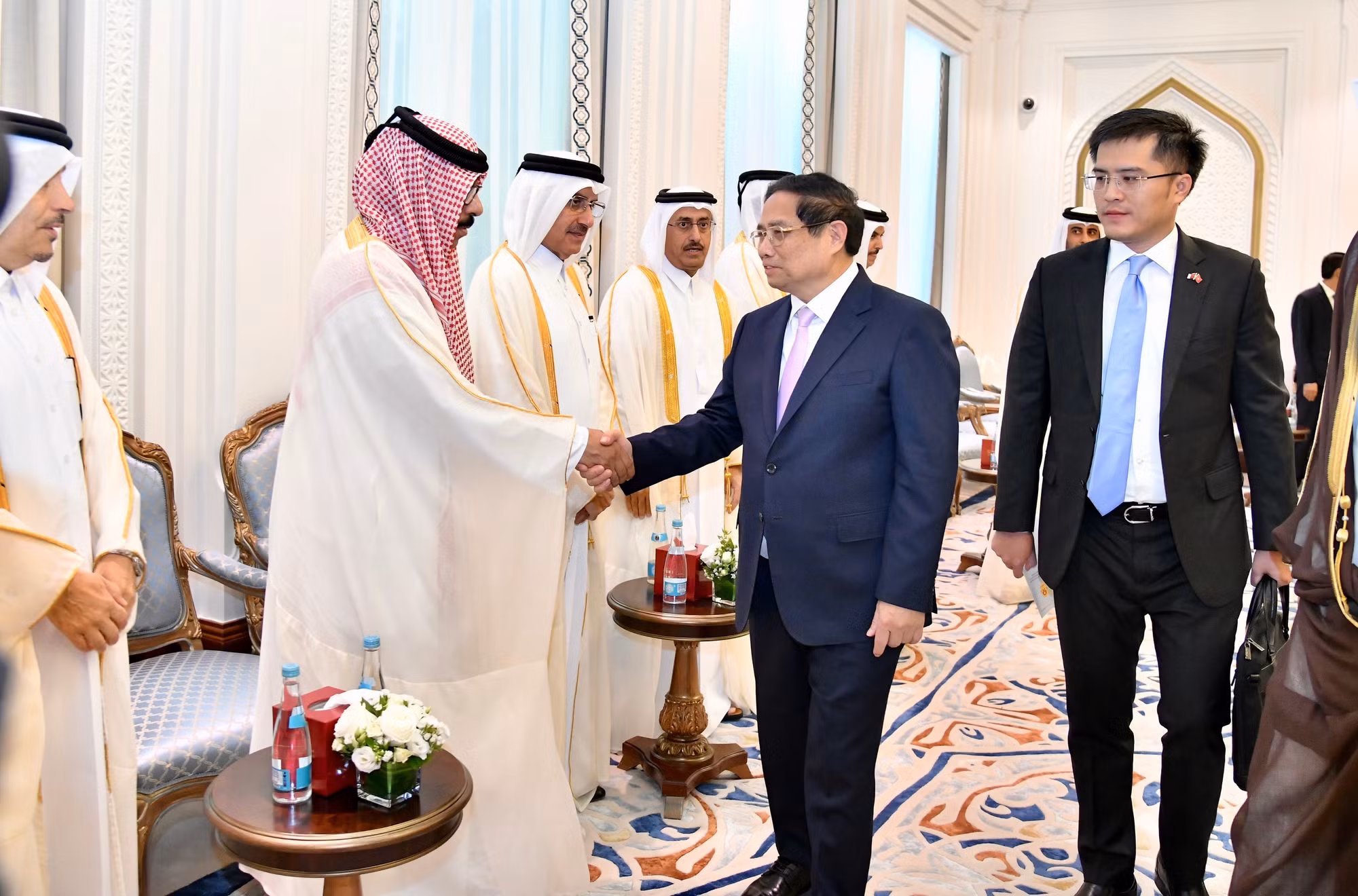 Thủ tướng Chính phủ Phạm Minh Chính bắt tay các Nghị sĩ Quốc hội Qatar. (Ảnh: Thanh Giang)