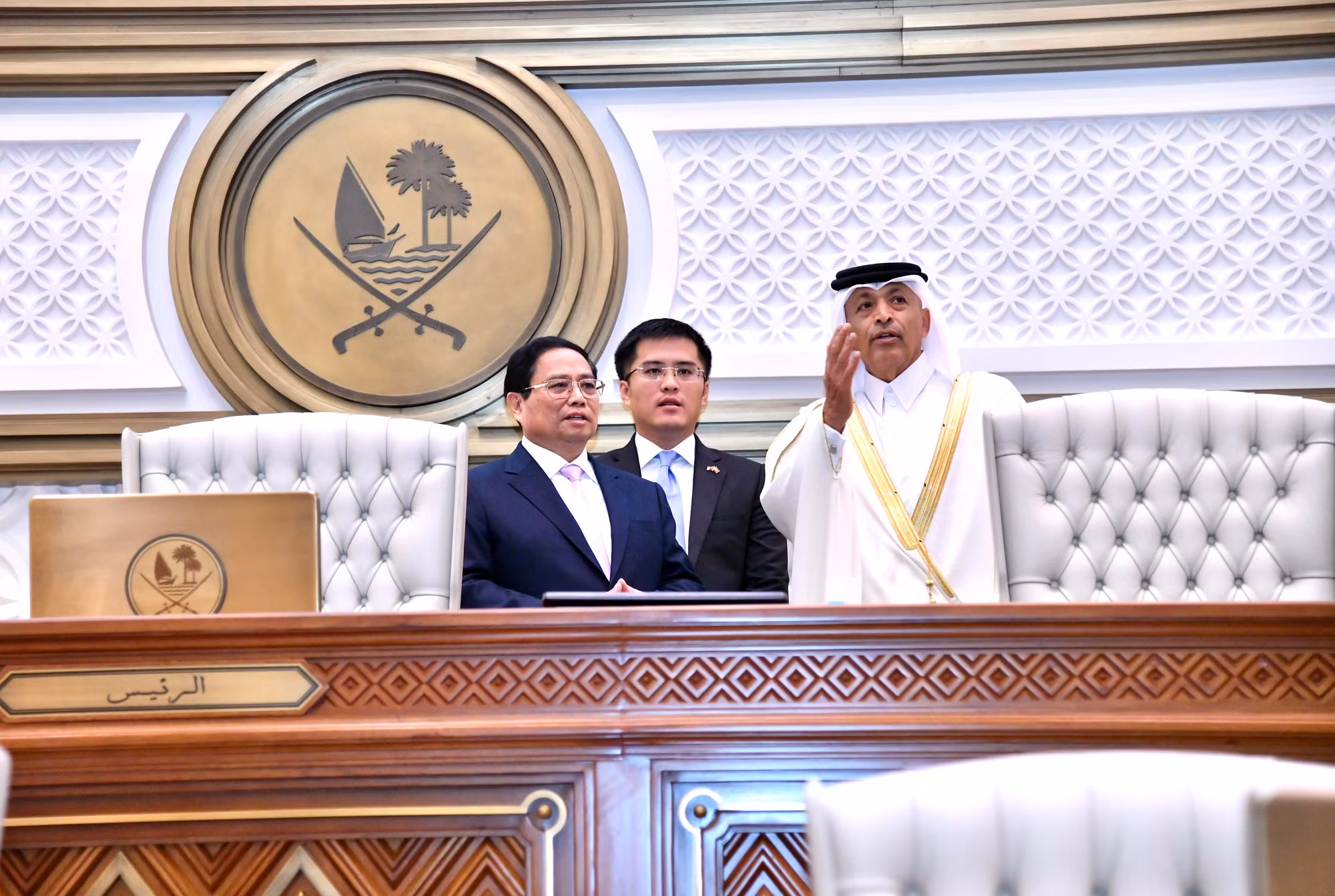 Chủ tịch Quốc hội Qatar Hassan bin Abdullah Al Ghanim hướng dẫn Thủ tướng Chính phủ Phạm Minh Chính tham quan phòng họp Quốc hội Qatar. (Ảnh: Thanh Giang)