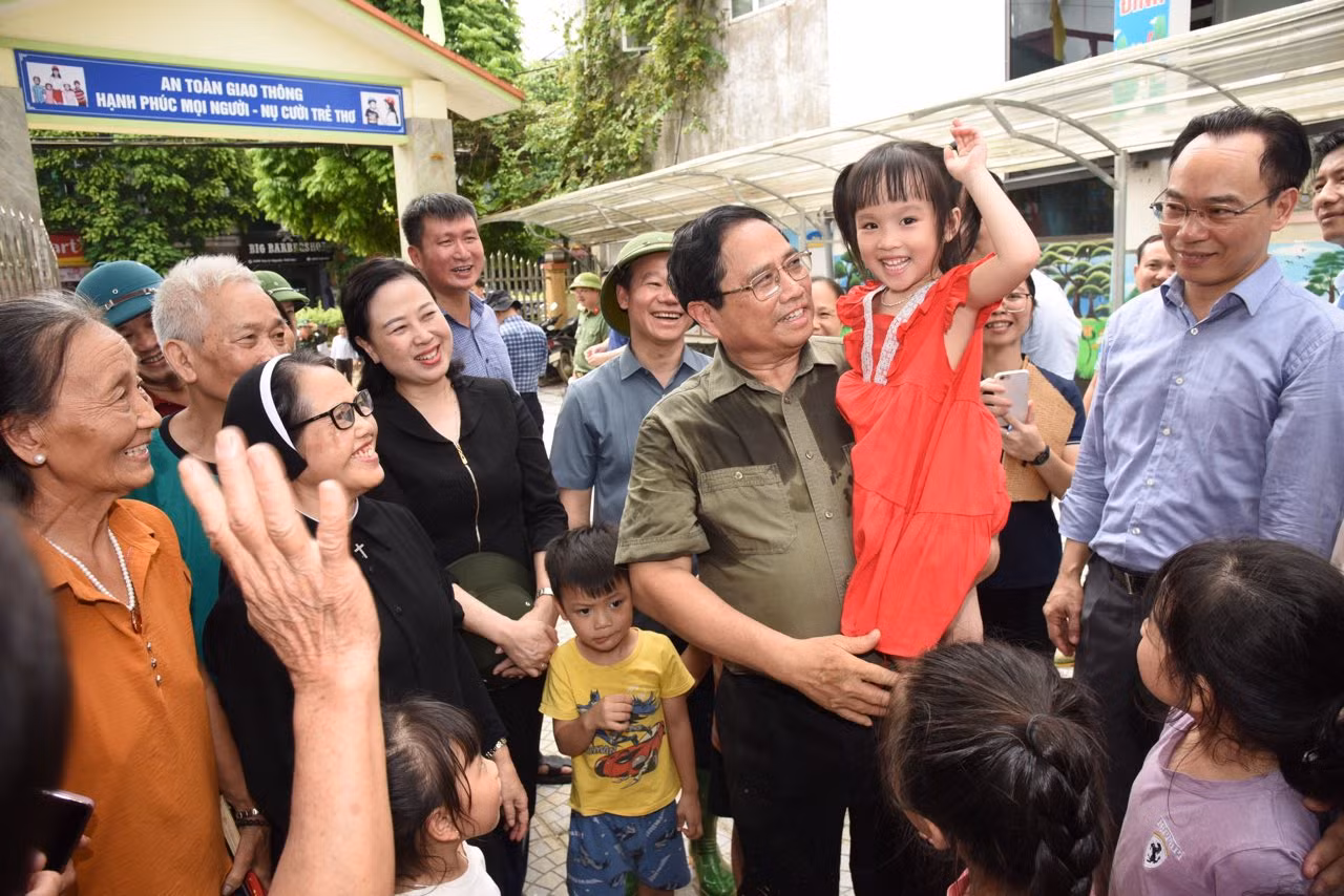 Thủ tướng Phạm Minh Chính thăm hỏi bà con nhân dân tại Trường mầm non Ánh Dương (thành phố Yên Bái). Thủ tướng Phạm Minh Chính thăm hỏi bà con nhân dân tại Trường mầm non Ánh Dương (thành phố Yên Bái).