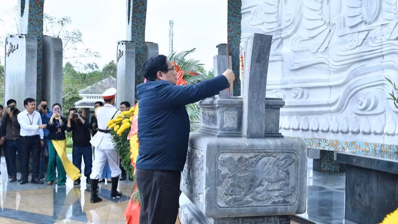Thủ tướng Phạm Minh Chính dâng hương tưởng niệm các Anh hùng liệt sĩ tại Nghĩa trang Liệt sĩ tỉnh Quảng Nam. (Ảnh: THANH GIANG) Thủ tướng Phạm Minh Chính dâng hương tưởng niệm các Anh hùng liệt sĩ tại Nghĩa trang Liệt sĩ tỉnh Quảng Nam. (Ảnh: THANH GIANG)