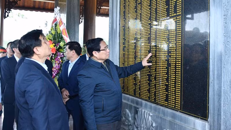 Thủ tướng Phạm Minh Chính trước Bia ghi danh các Anh hùng liệt sĩ quê Thanh Hóa hy sinh trong kháng chiến tại Quảng Nam. (Ảnh: THANH GIANG) Thủ tướng Phạm Minh Chính trước Bia ghi danh các Anh hùng liệt sĩ quê Thanh Hóa hy sinh trong kháng chiến tại Quảng Nam. (Ảnh: THANH GIANG)