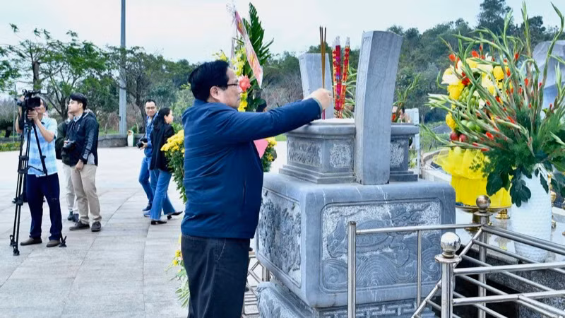 Thủ tướng Phạm Minh Chính dâng hương tại Tượng đài Mẹ Việt Nam Anh hùng. (Ảnh: THANH GIANG) Thủ tướng Phạm Minh Chính dâng hương tại Tượng đài Mẹ Việt Nam Anh hùng. (Ảnh: THANH GIANG)