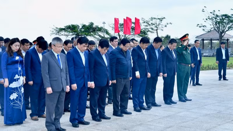Thủ tướng Phạm Minh Chính và các đồng chí lãnh đạo dành một phút mặc niệm tưởng nhớ các Mẹ Việt Nam Anh hùng. (Ảnh: THANH GIANG) Thủ tướng Phạm Minh Chính và các đồng chí lãnh đạo dành một phút mặc niệm tưởng nhớ các Mẹ Việt Nam Anh hùng. (Ảnh: THANH GIANG)