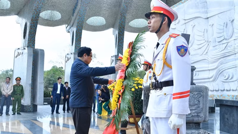 Thủ tướng Phạm Minh Chính chỉnh vòng hoa để thực hiện nghi thức tưởng niệm các Anh hùng liệt sĩ tại tượng đài trong Nghĩa trang Liệt sĩ tỉnh Quảng Nam. (Ảnh: THANH GIANG) Thủ tướng Phạm Minh Chính chỉnh vòng hoa để thực hiện nghi thức tưởng niệm các Anh hùng liệt sĩ tại tượng đài trong Nghĩa trang Liệt sĩ tỉnh Quảng Nam. (Ảnh: THANH GIANG)
