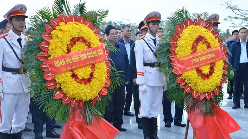 Thủ tướng Phạm Minh Chính, Đoàn công tác và lãnh đạo tỉnh Quảng Nam đến dâng hương, dâng hoa tưởng niệm các Anh hùng liệt sĩ tại Nghĩa trang Liệt sĩ tỉnh Quảng Nam ở thành phố Tam Kỳ. (Ảnh: THANH GIANG) Thủ tướng Phạm Minh Chính, Đoàn công tác và lãnh đạo tỉnh Quảng Nam đến dâng hương, dâng hoa tưởng niệm các Anh hùng liệt sĩ tại Nghĩa trang Liệt sĩ tỉnh Quảng Nam ở thành phố Tam Kỳ. (Ảnh: THANH GIANG)