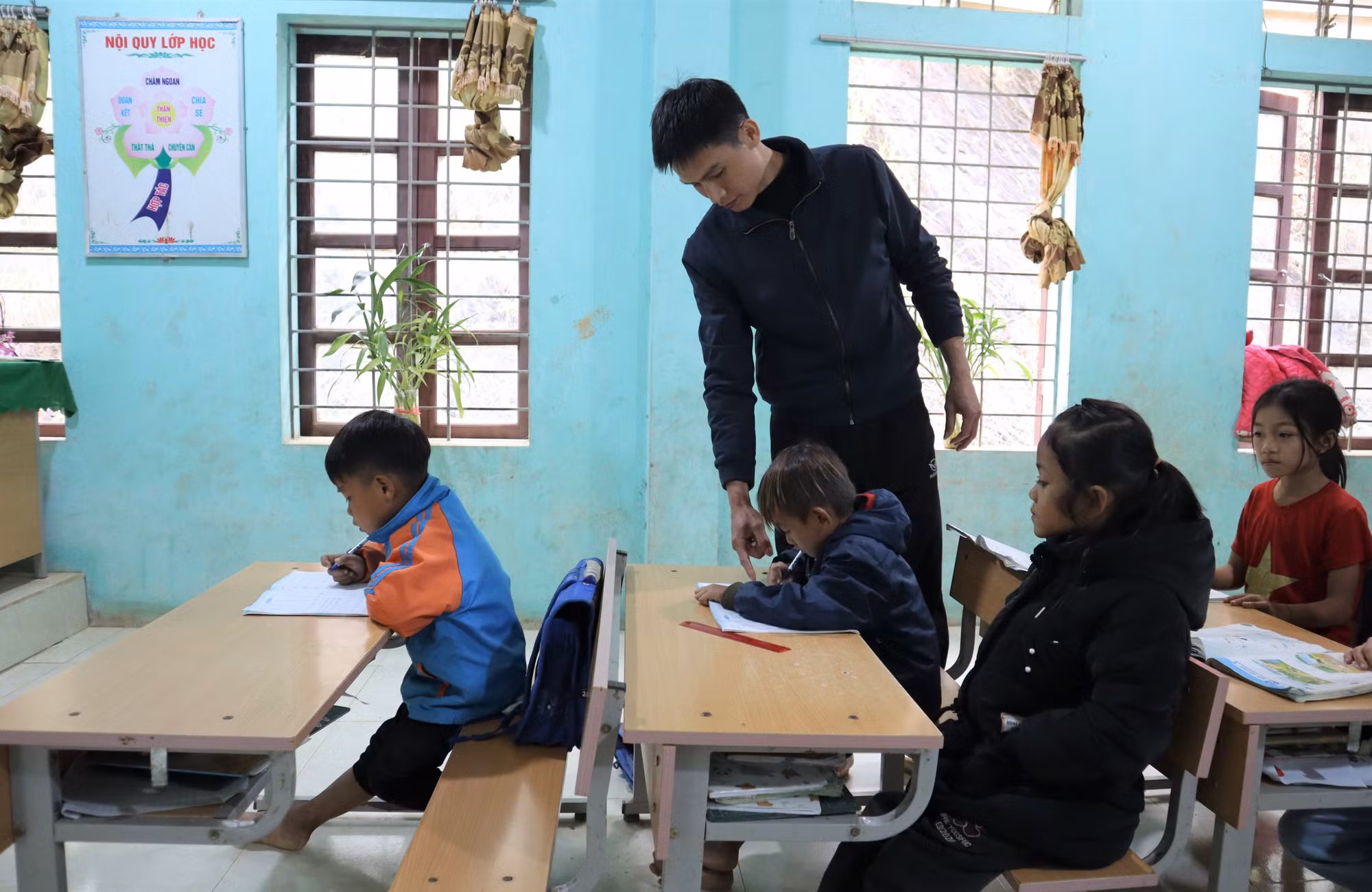 Năm nay đã là năm thứ 14 thầy giáo Lô Văn Tuân gắn bó với điểm trường này. “Nhà mình ở xã Thanh Sơn, huyện Thanh Chương, cách đây gần 200km. Chiều thứ 6, mình sẽ đi thuyền từ đây về bến Thủy điện Bản Vẽ, rồi đi xe máy về nhà, đến chiều chủ nhật lại tạm biệt vợ con để lên với các em học sinh”.