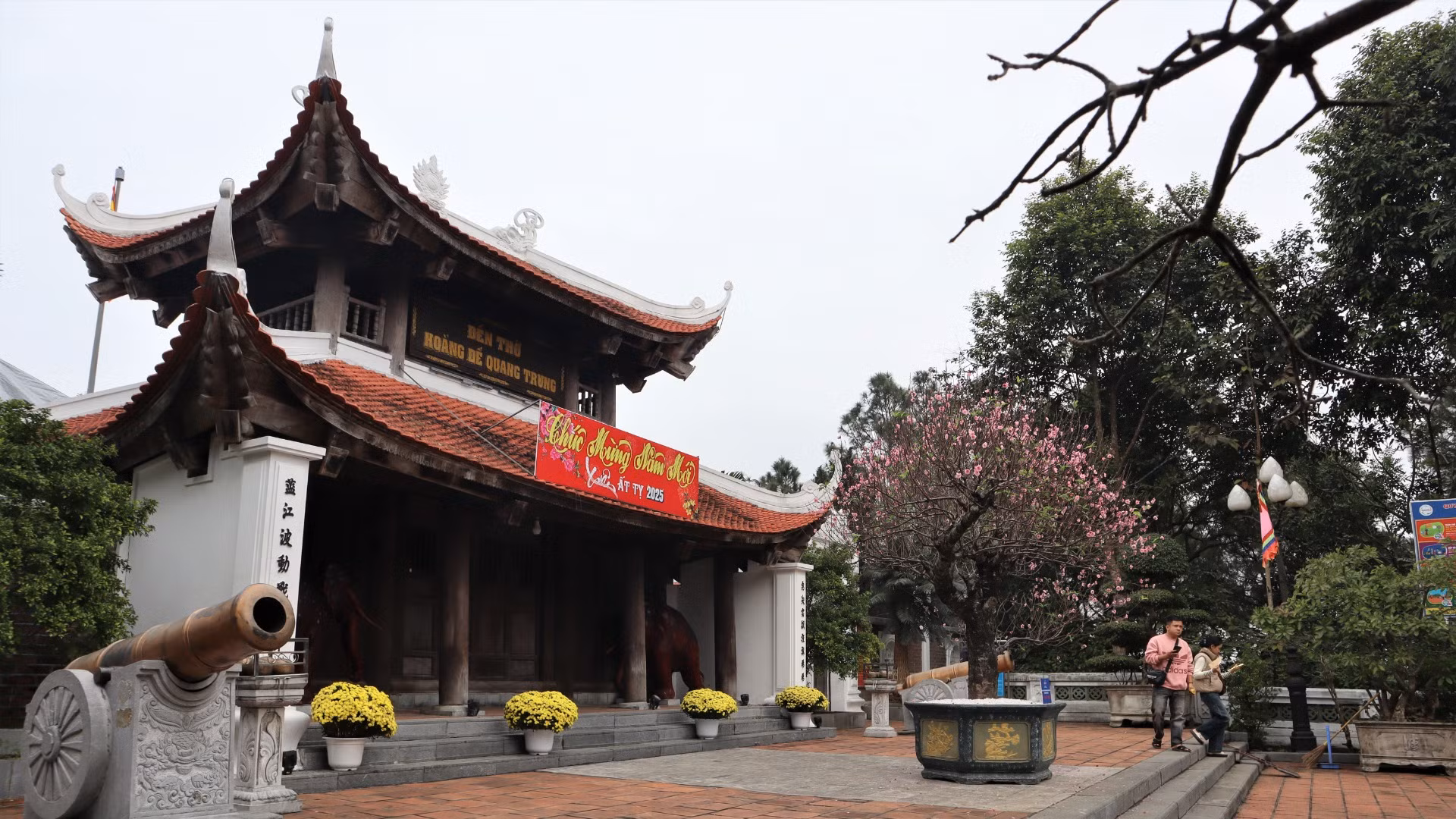 Cổng lớn của ngôi đền được thiết kế theo lối kiến trúc 2 tầng 8 mái. Cổng lớn của ngôi đền được thiết kế theo lối kiến trúc 2 tầng 8 mái.