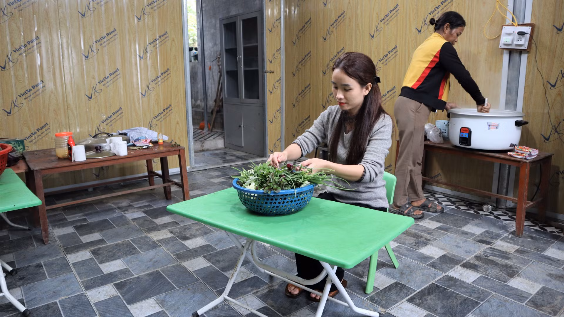 Đầu tuần, giáo viên sẽ mua thực phẩm từ ngoài trung tâm xã đưa vào để nấu ăn cho học sinh đủ trong một tuần.