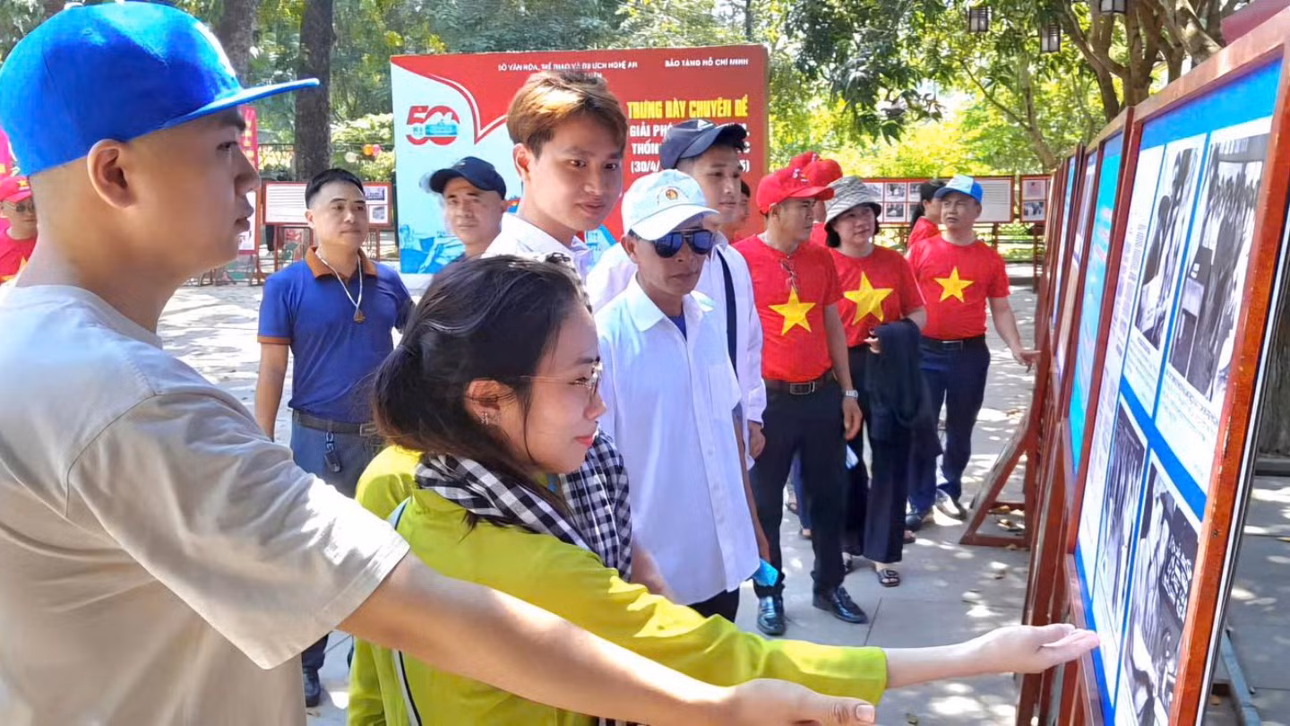 Với 238 hình ảnh, tài liệu, câu trích, trưng bày chuyên đề giới thiệu những mốc son lịch sử trong cuộc kháng chiến chống đế quốc Mỹ để cứu nước, giải phóng miền nam, thống nhất đất nước và những thành tựu vẻ vang trong quá trình xây dựng và bảo vệ Tổ quốc Việt Nam xã hội chủ nghĩa.