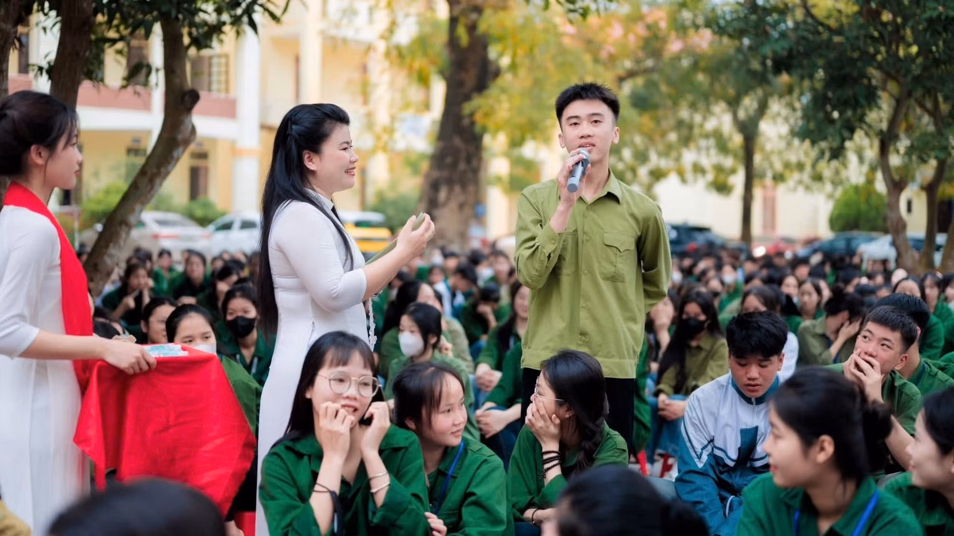 Giáo viên và học sinh cùng nhau ngược dòng thời gian, trở về với những năm tháng hào hùng của dân tộc, để hiểu hơn sự hy sinh lớn lao của các thế hệ đi trước, càng trân quý hơn giá trị của hòa bình, độc lập.