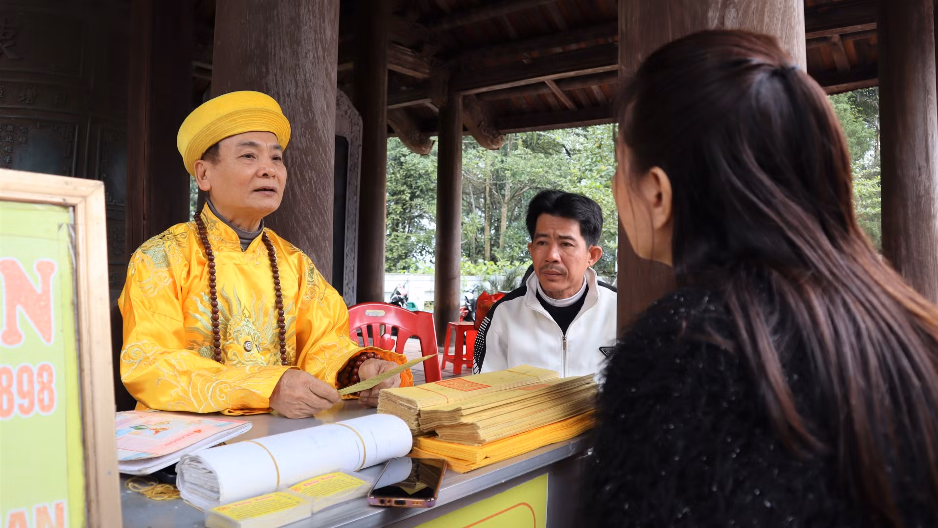 Người dân, du khách xin sớ cầu an đầu năm. Người dân, du khách xin sớ cầu an đầu năm.