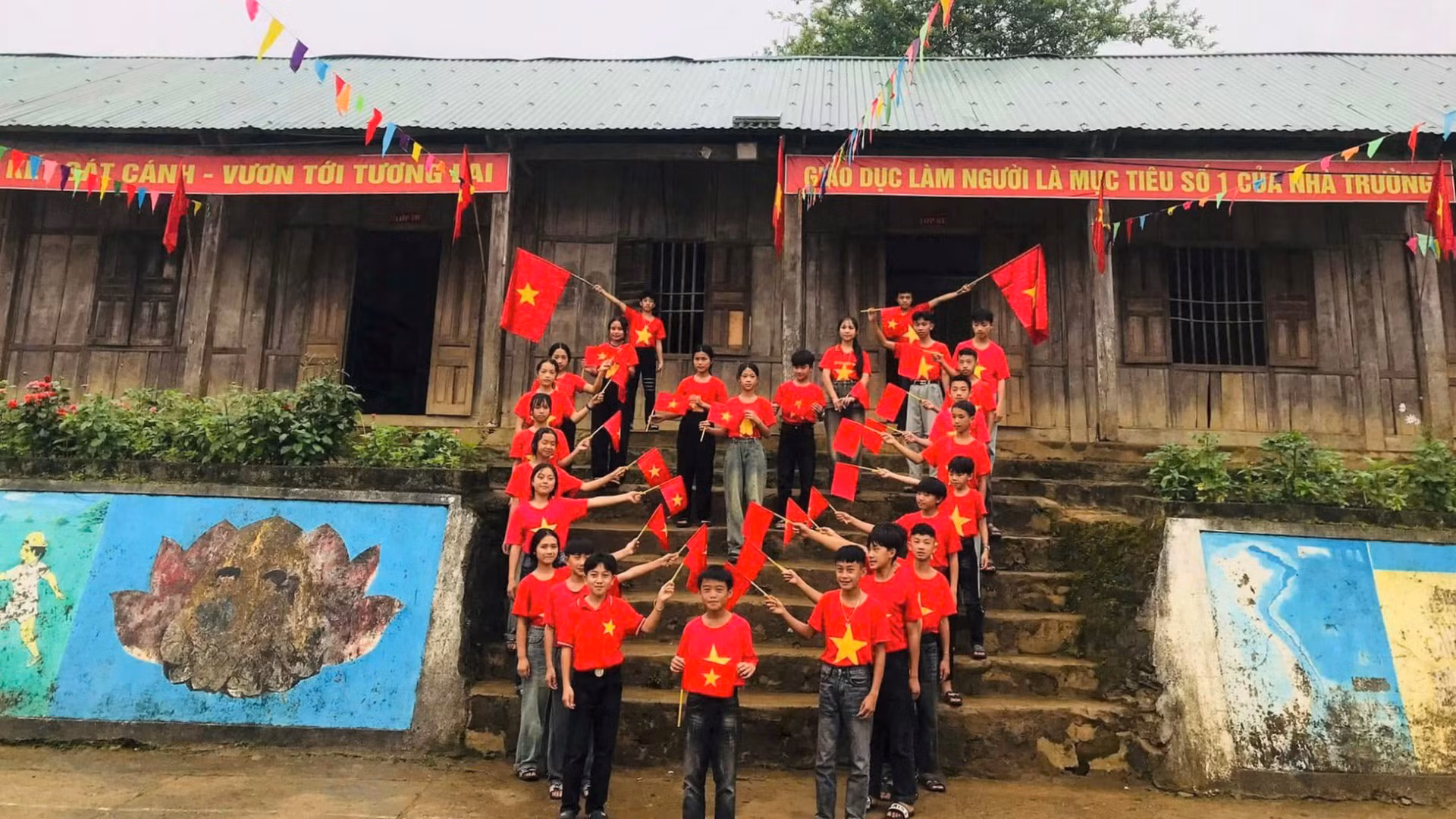Cách hưởng ứng ngày hội lớn của dân tộc tại một ngôi trường ở huyện vùng cao Kỳ Sơn.