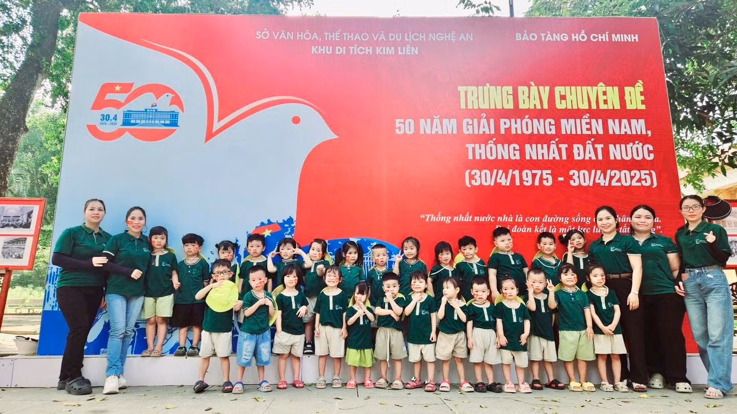 Ban Quản lý Khu Di tích quốc gia đặc biệt Kim Liên cùng Bảo tàng Hồ Chí Minh tổ chức trưng bày chuyên đề: “50 năm Giải phóng miền nam, thống nhất đất nước 1975-2025”.