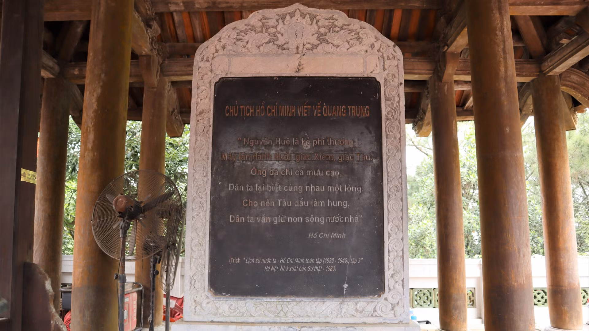 Bia khắc bài thơ của Chủ tịch Hồ Chí Minh viết về Hoàng đế Quang Trung. Bia khắc bài thơ của Chủ tịch Hồ Chí Minh viết về Hoàng đế Quang Trung.