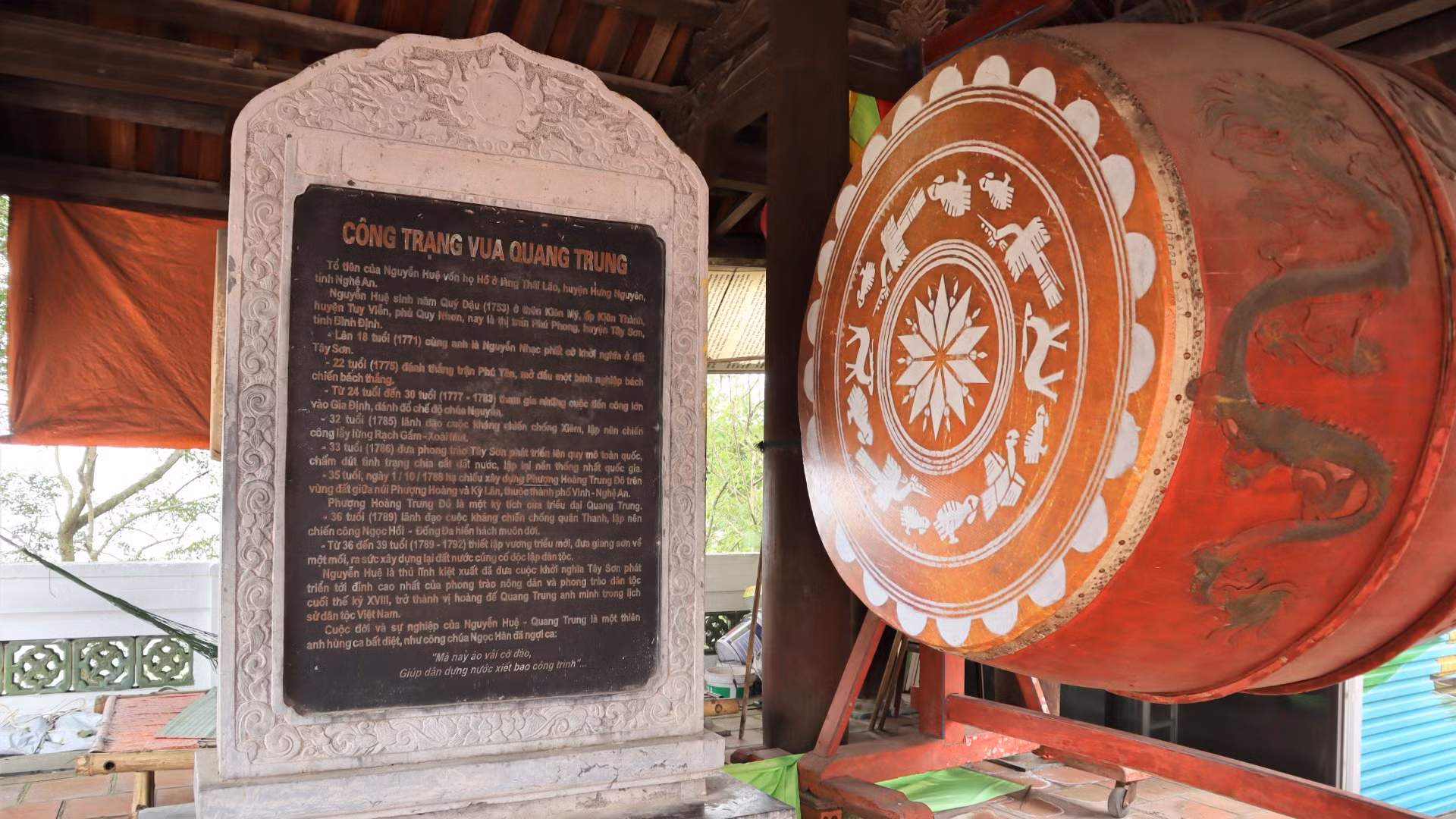 Bia khắc ghi công trạng Vua Quang Trung. Bia khắc ghi công trạng Vua Quang Trung.