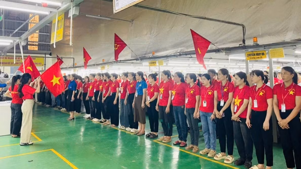 Các đơn vị, doanh nghiệp trên địa bàn tỉnh đồng loạt tổ chức lễ chào cờ chào mừng 50 năm Ngày Giải phóng miền nam, thống nhất đất nước (30/4/1975-30/4/2025) và 139 năm Ngày Quốc tế Lao động (1/5/1886-1/5/2025).
