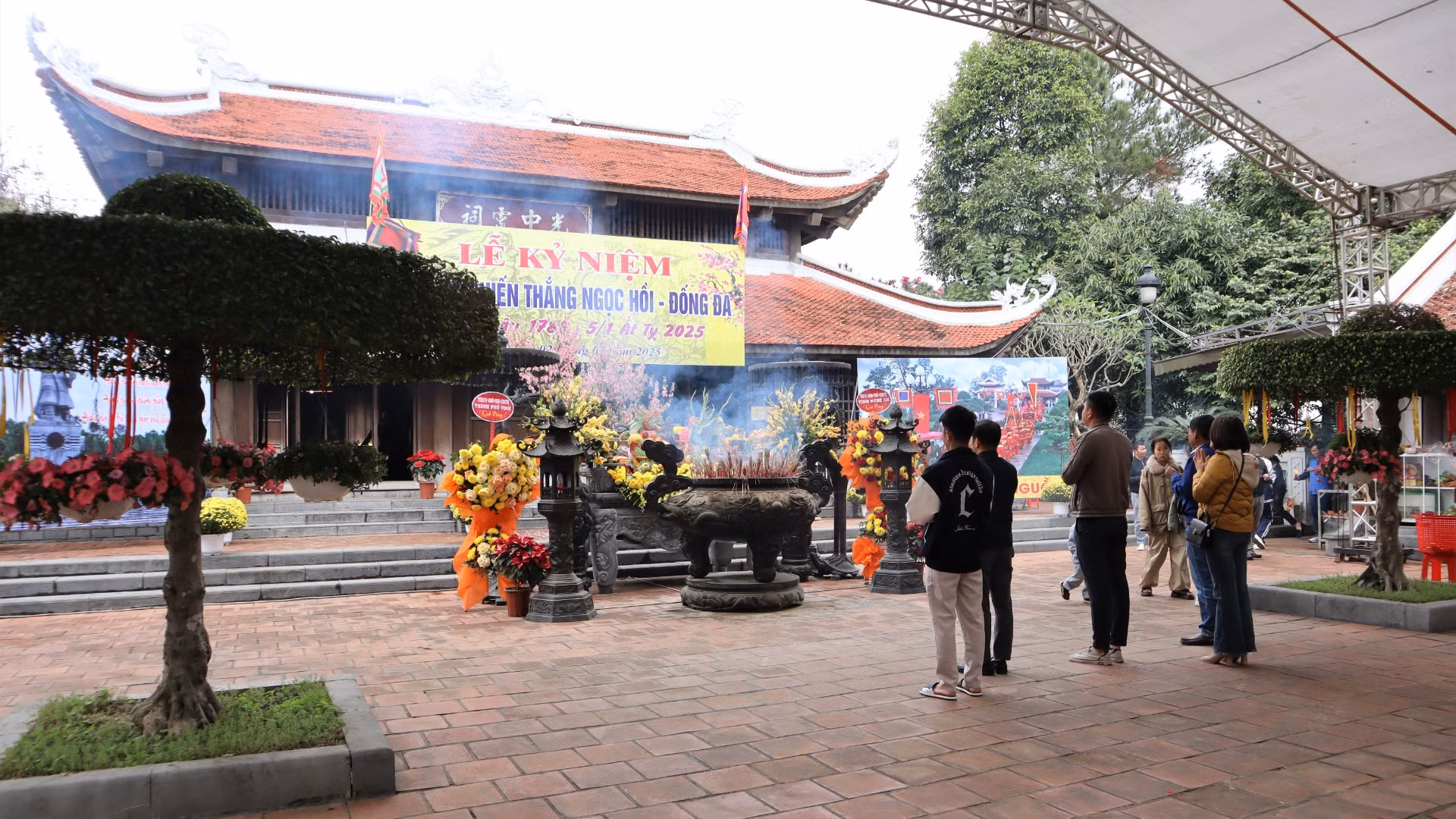 Hằng năm, Đền có 2 dịp lễ trọng là ngày 29 tháng 7 âm lịch, là ngày giỗ của Hoàng đế Quang Trung và ngày mùng 5 tháng Giêng âm lịch, là ngày Chiến thắng Ngọc Hồi-Đống Đa. Hằng năm, Đền có 2 dịp lễ trọng là ngày 29 tháng 7 âm lịch, là ngày giỗ của Hoàng đế Quang Trung và ngày mùng 5 tháng Giêng âm lịch, là ngày Chiến thắng Ngọc Hồi-Đống Đa.