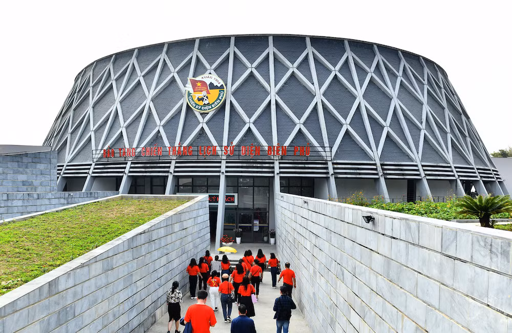 Bảo tàng Chiến thắng lịch sử Điện Biên Phủ trên đường Võ Nguyên Giáp, phường Mường Thanh, thành phố Điện Biên Phủ, tỉnh Điện Biên. Nhà bảo tàng được thiết kế dạng hình nón cụt, trang trí xung quanh tạo hình quả trám mô phỏng chiếc mũ lưới ngụy trang của bộ đội ta.