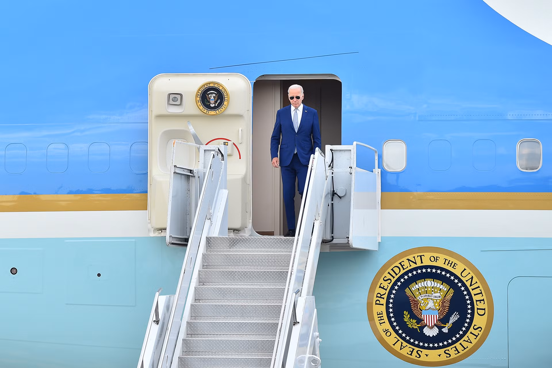 Tổng thống Joe Biden bước ra từ chuyên cơ Air Force One, chính thức bắt đầu chuyến thăm cấp Nhà nước tới Việt Nam.
