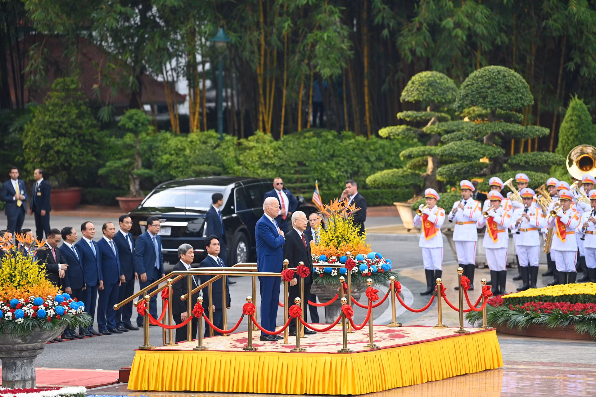 Tổng Bí thư Nguyễn Phú Trọng và Tổng thống Hoa Kỳ Joe Biden trên bục danh dự nghe quân nhạc cử hành quốc thiều hai nước. Tổng Bí thư Nguyễn Phú Trọng và Tổng thống Hoa Kỳ Joe Biden trên bục danh dự nghe quân nhạc cử hành quốc thiều hai nước.