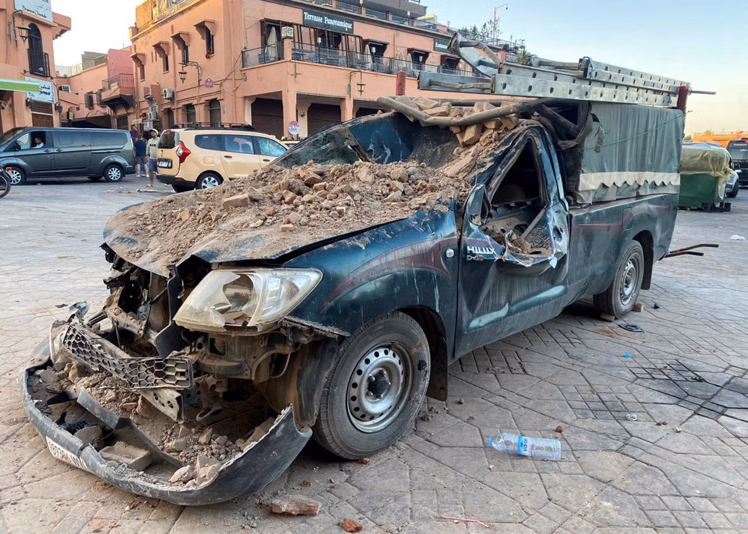 Chiếc ô-tô tại thành phố cổ Marrakech bị biến dạng do thảm họa. (Ảnh: Reuters) Chiếc ô-tô tại thành phố cổ Marrakech bị biến dạng do thảm họa. (Ảnh: Reuters)