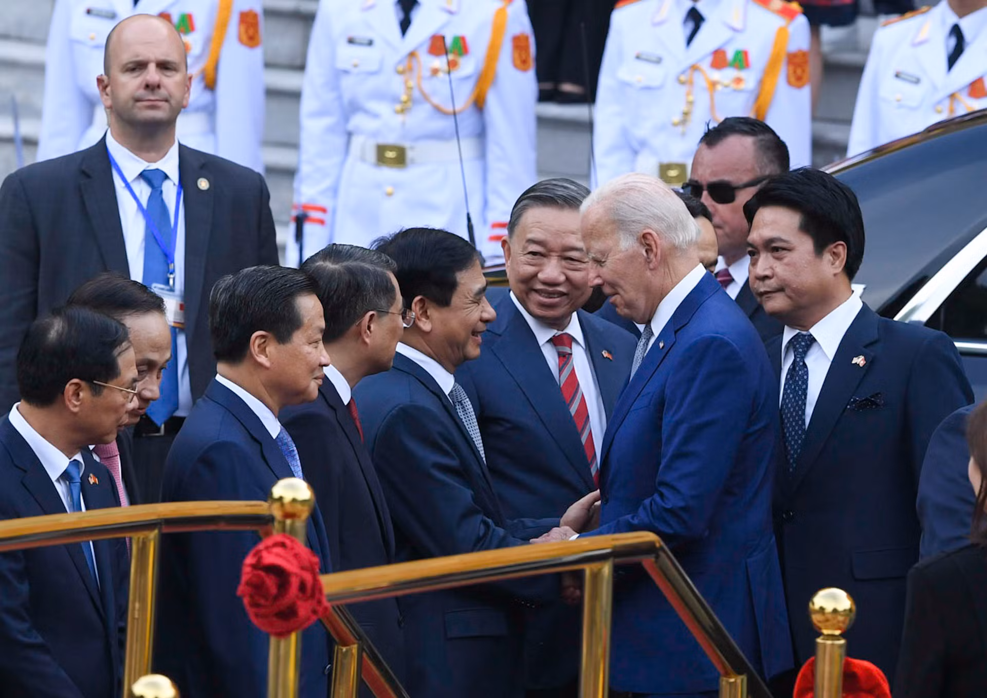 Tham dự Lễ đón có: Ủy viên Bộ Chính trị, Phó Chủ tịch Thường trực Quốc hội Trần Thanh Mẫn; Đại tướng Tô Lâm, Ủy viên Bộ Chính trị, Bộ trưởng Công an; Đại tướng Phan Văn Giang, Ủy viên Bộ Chính trị, Bộ trưởng Quốc phòng; Bí thư Trung ương Đảng, Chánh Văn phòng Trung ương Đảng Lê Minh Hưng; Bí thư Trung ương Đảng, Phó Thủ tướng Chính phủ Lê Minh Khái; Ủy viên Trung ương Đảng, Trưởng Ban Đối ngoại Trung ương Lê Hoài Trung; Ủy viên Trung ương Đảng, Bộ trưởng Ngoại giao Bùi Thanh Sơn; lãnh đạo thành phố Hà Nội, Đại sứ Việt Nam tại Hoa Kỳ, Văn phòng Tổng Bí thư... Tham dự Lễ đón có: Ủy viên Bộ Chính trị, Phó Chủ tịch Thường trực Quốc hội Trần Thanh Mẫn; Đại tướng Tô Lâm, Ủy viên Bộ Chính trị, Bộ trưởng Công an; Đại tướng Phan Văn Giang, Ủy viên Bộ Chính trị, Bộ trưởng Quốc phòng; Bí thư Trung ương Đảng, Chánh Văn phòng Trung ương Đảng Lê Minh Hưng; Bí thư Trung ương Đảng, Phó Thủ tướng Chính phủ Lê Minh Khái; Ủy viên Trung ương Đảng, Trưởng Ban Đối ngoại Trung ương Lê Hoài Trung; Ủy viên Trung ương Đảng, Bộ trưởng Ngoại giao Bùi Thanh Sơn; lãnh đạo thành phố Hà Nội, Đại sứ Việt Nam tại Hoa Kỳ, Văn phòng Tổng Bí thư...