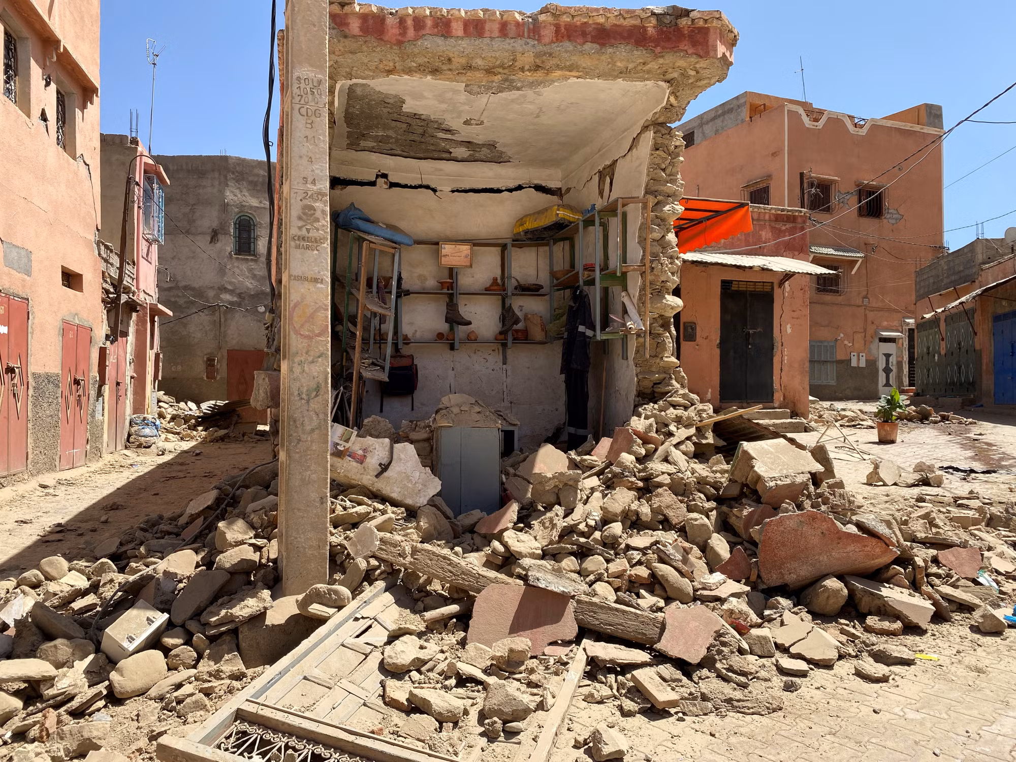 Cảnh ngổn ngang tại Amizmiz - thị trấn nằm ở chân núi High Atlas và cách thành phố cổ Marrakesh khoảng 55km về phía nam, sau khi xảy ra động đất. (Ảnh: Reuters) Cảnh ngổn ngang tại Amizmiz - thị trấn nằm ở chân núi High Atlas và cách thành phố cổ Marrakesh khoảng 55km về phía nam, sau khi xảy ra động đất. (Ảnh: Reuters)