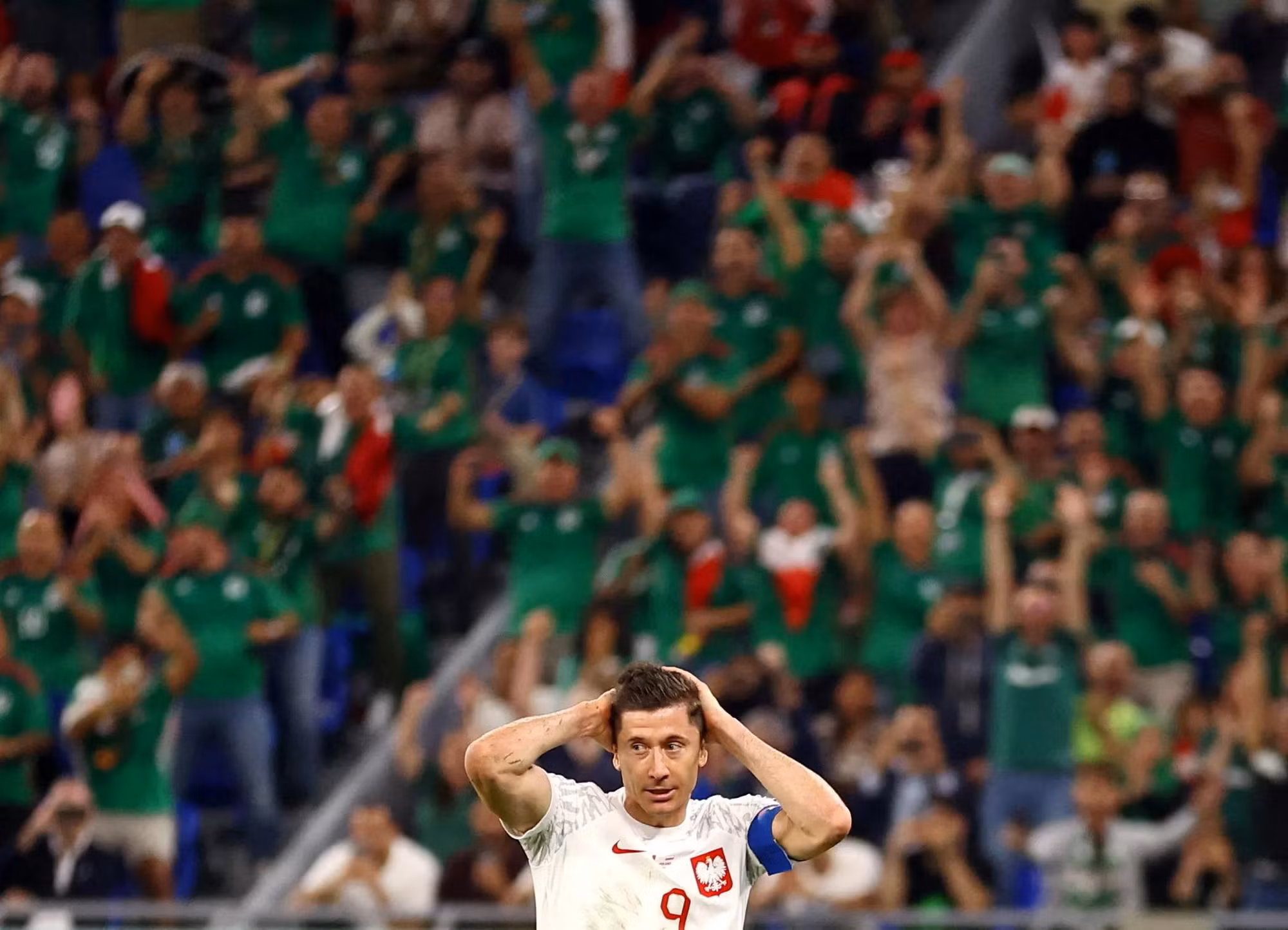 Ngôi sao của đội tuyển Ba Lan - Lewandowski thẫn thờ sau khi đá hỏng quả phạt đền 11m.