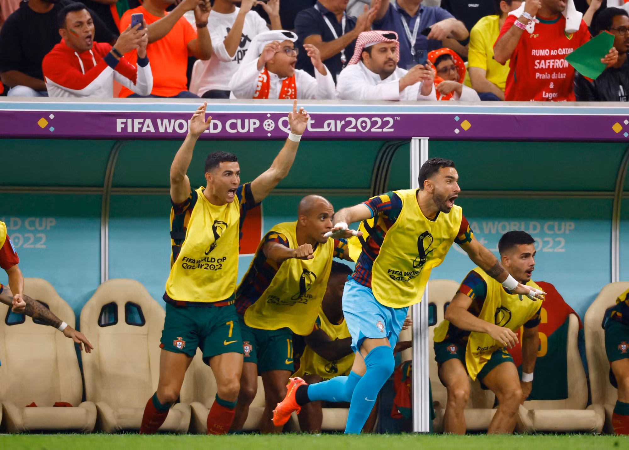 Ronaldo luôn theo dõi và cổ vũ các đồng đội. Ronaldo luôn theo dõi và cổ vũ các đồng đội.