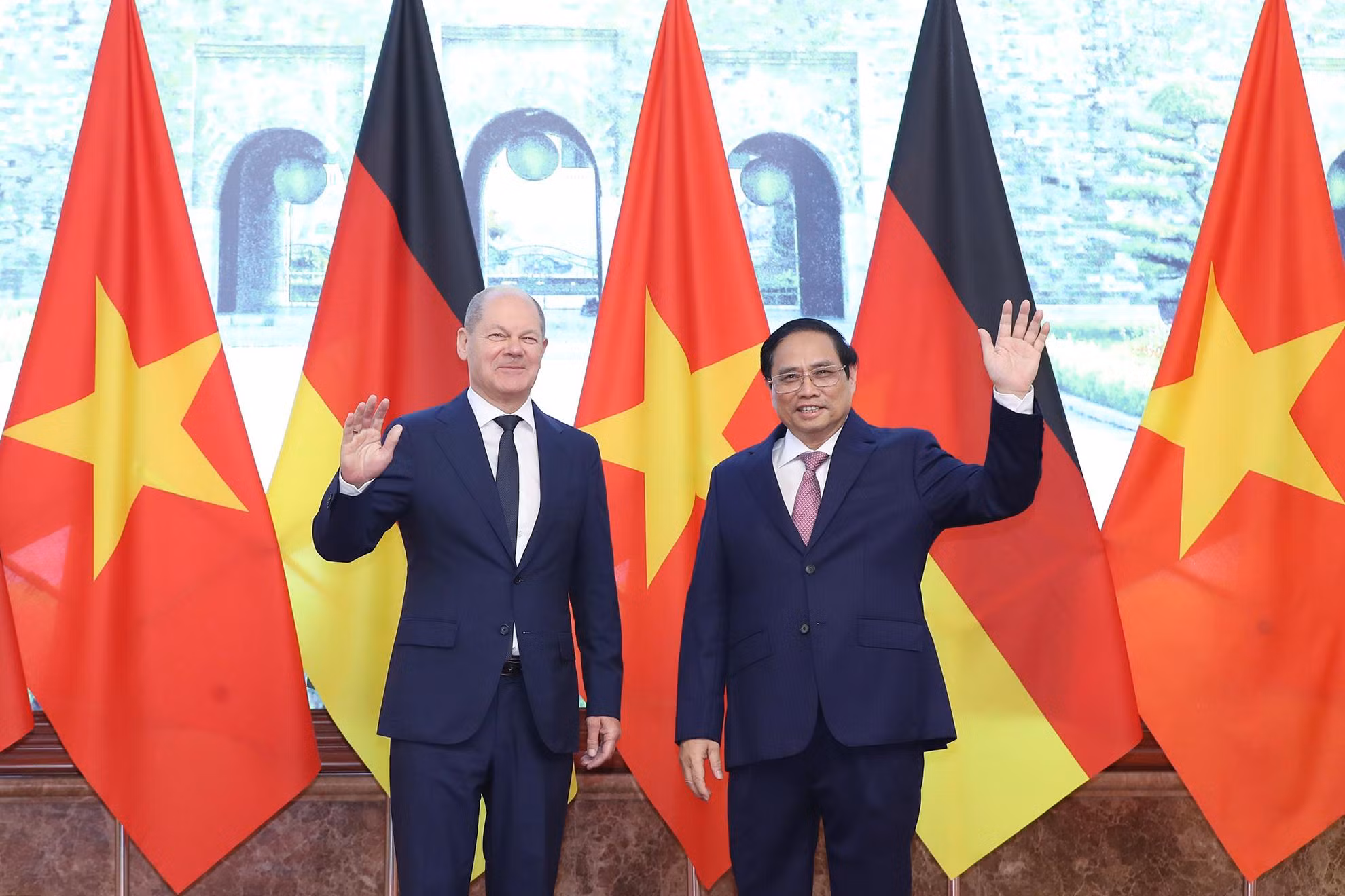 Thủ tướng Phạm Minh Chính và Thủ tướng Đức Olaf Scholz vẫy chào phóng viên các cơ quan thông tấn, báo chí trước buổi hội đàm.