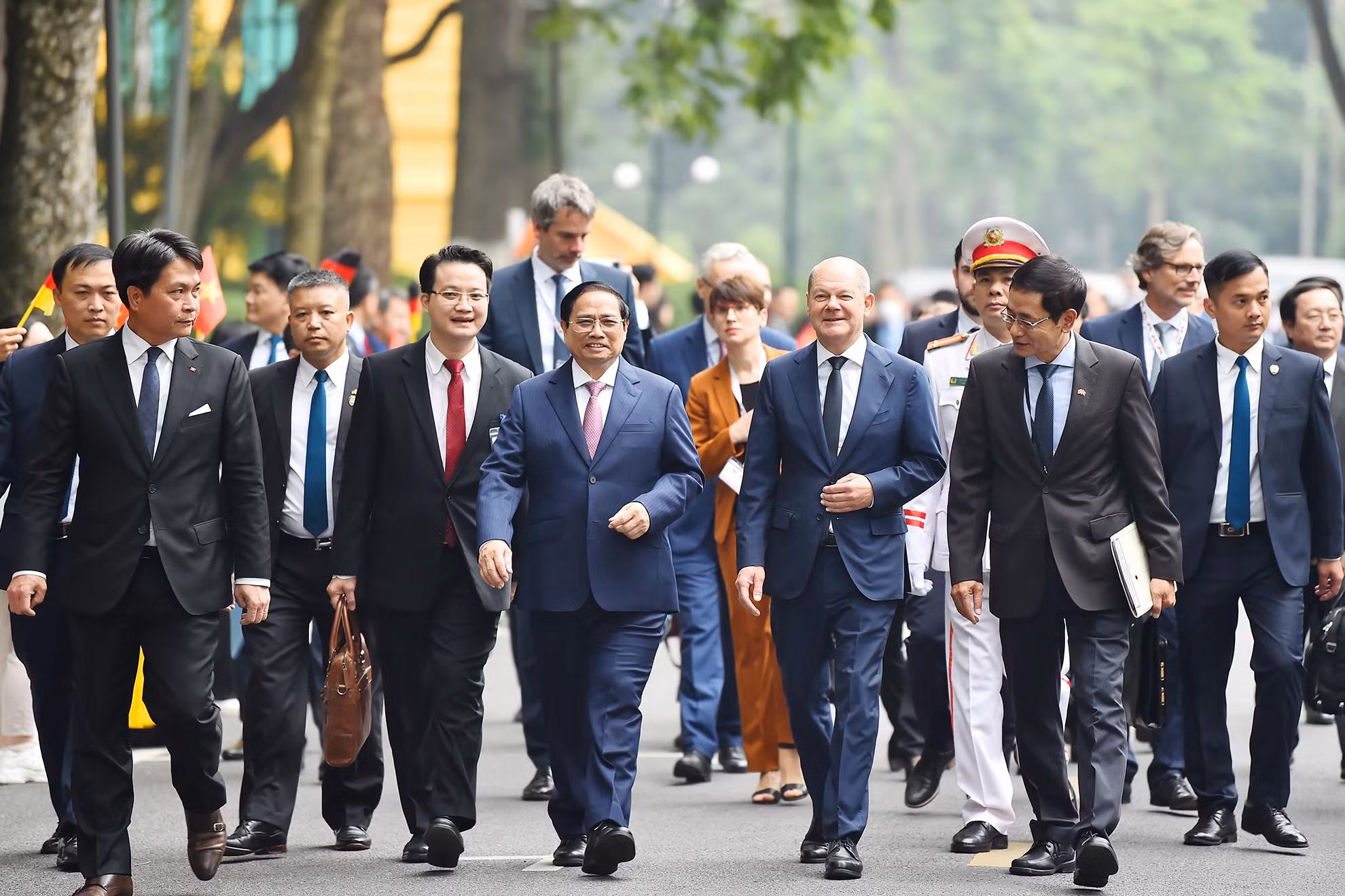 Thủ tướng Phạm Minh Chính và Thủ tướng Olaf Scholz trao đổi tại lễ đón.