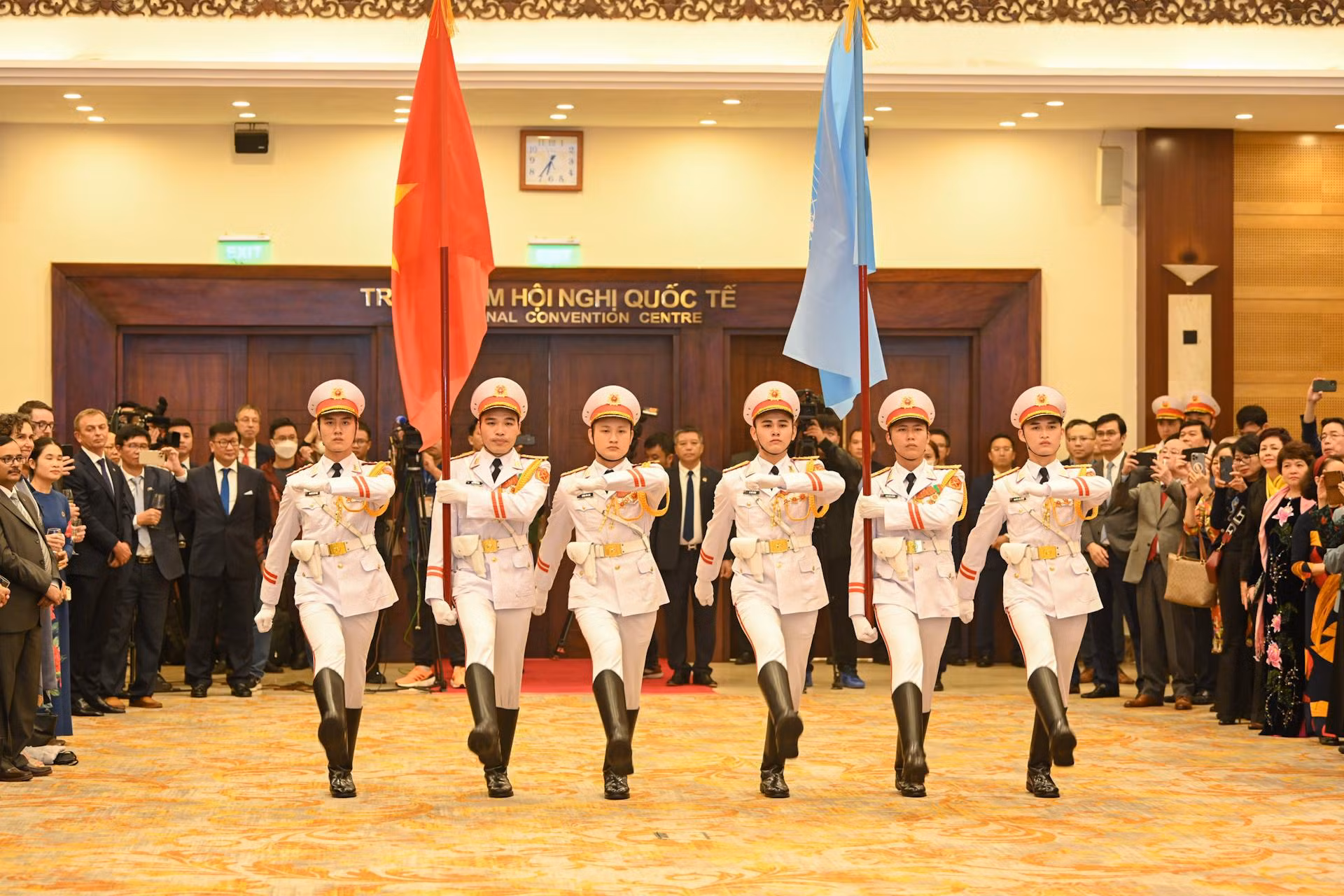 Nghi lễ rước cờ Liên hợp quốc và Việt Nam mở màn lễ kỷ niệm.