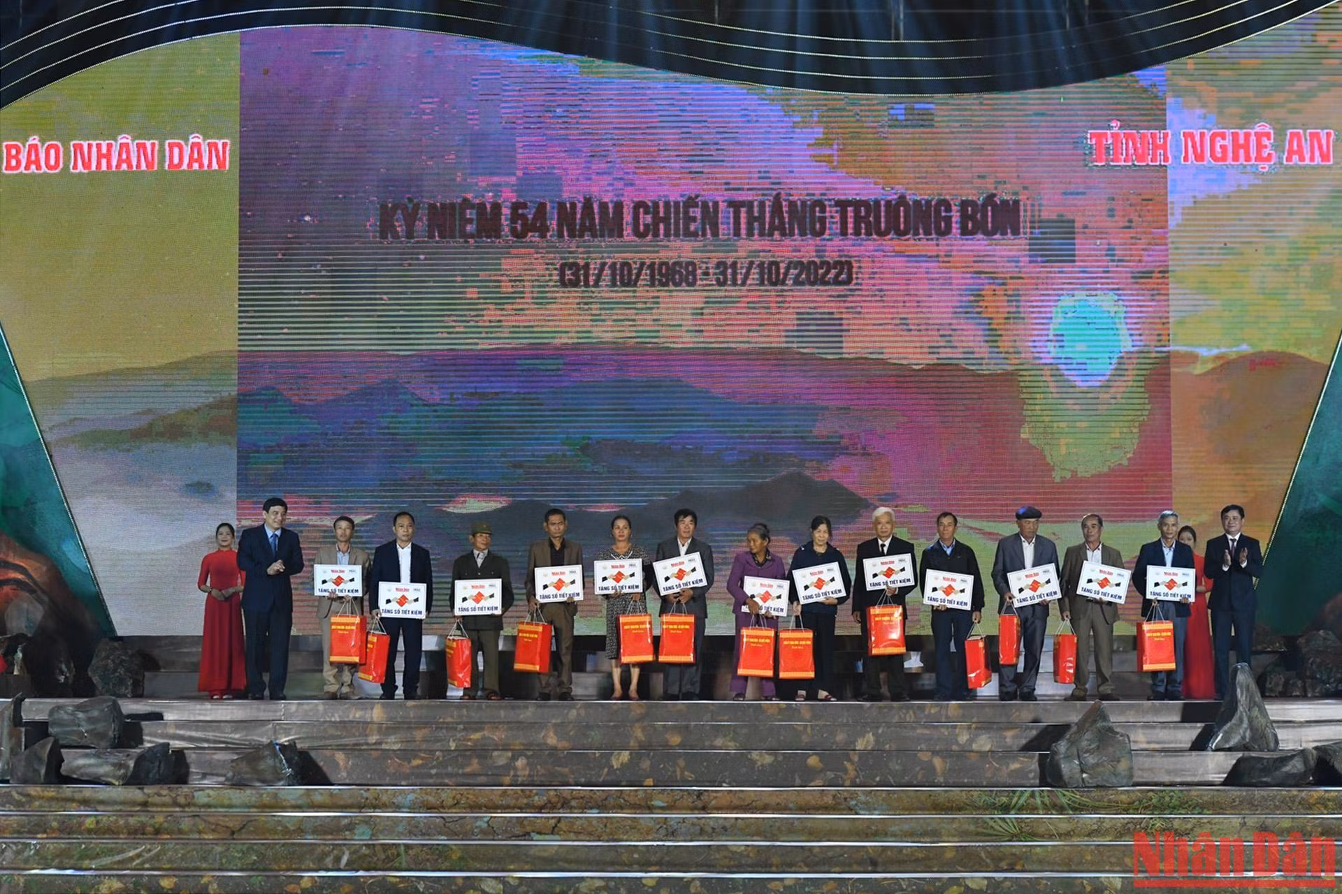 Đồng chí Nguyễn Đắc Vinh - Ủy viên Trung ương Đảng, Chủ nhiệm Ủy ban Văn hóa, Giáo dục của Quốc hội và đồng chí Thái Thanh Quý - Ủy viên Trung ương Đảng, Bí thư Tỉnh ủy Nghệ An trao sổ tiết kiệm và quà cho các gia đình.