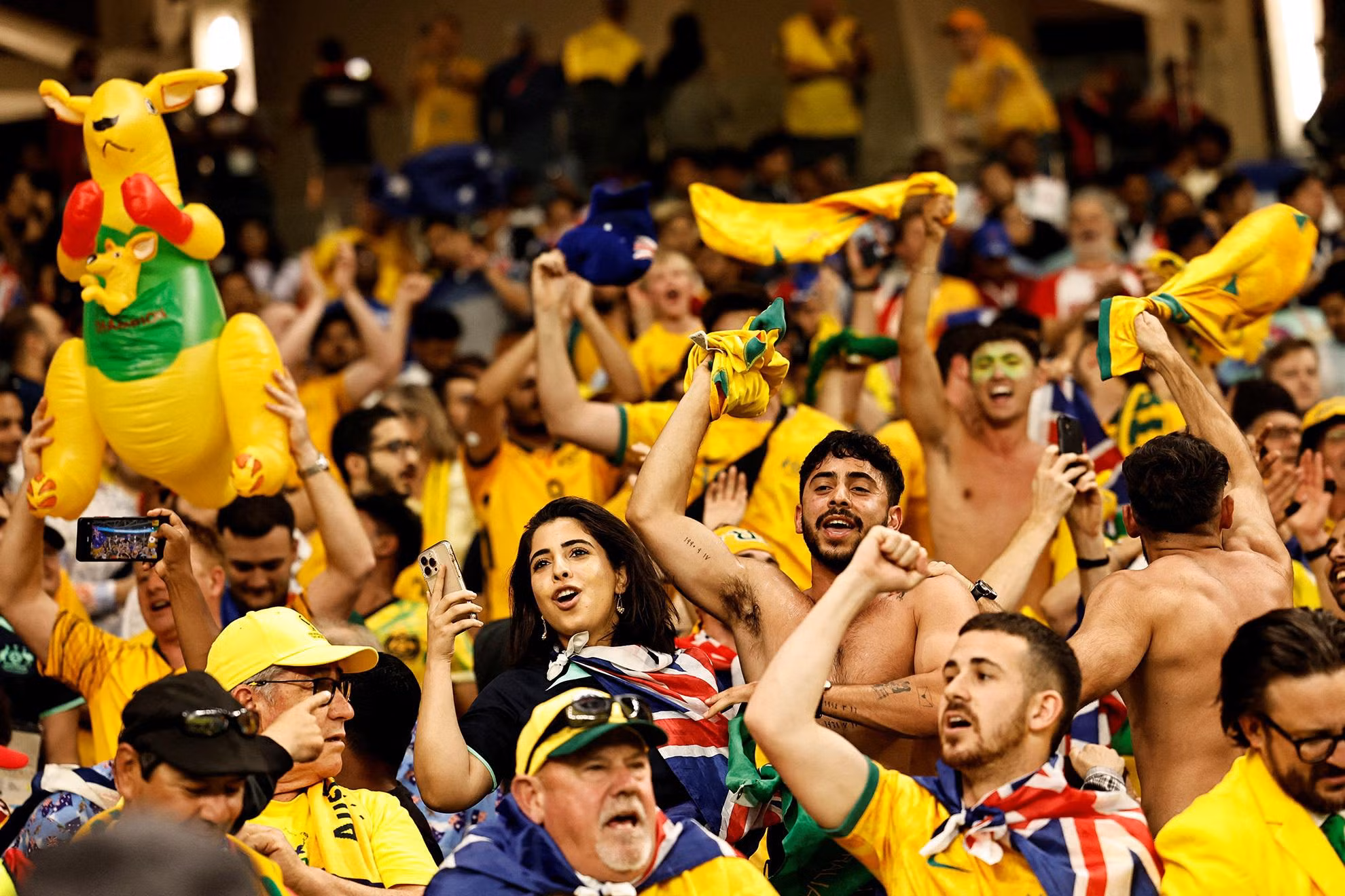 Cổ động viên Australia bùng nổ sân vận động Al Janoub.