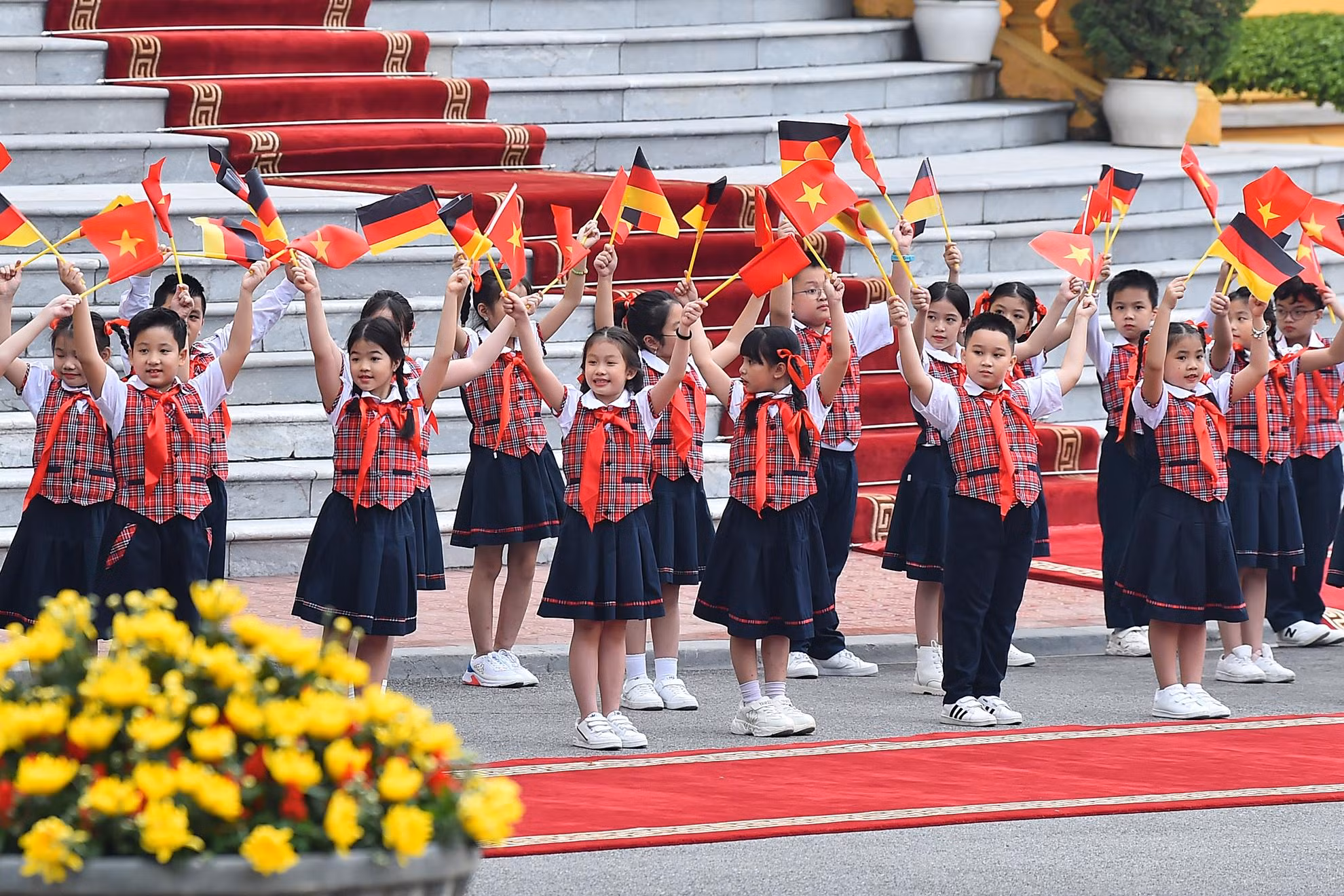 Thiếu nhi Thủ đô chào đón Thủ tướng Olaf Scholz đến thăm và làm việc tại Việt Nam.