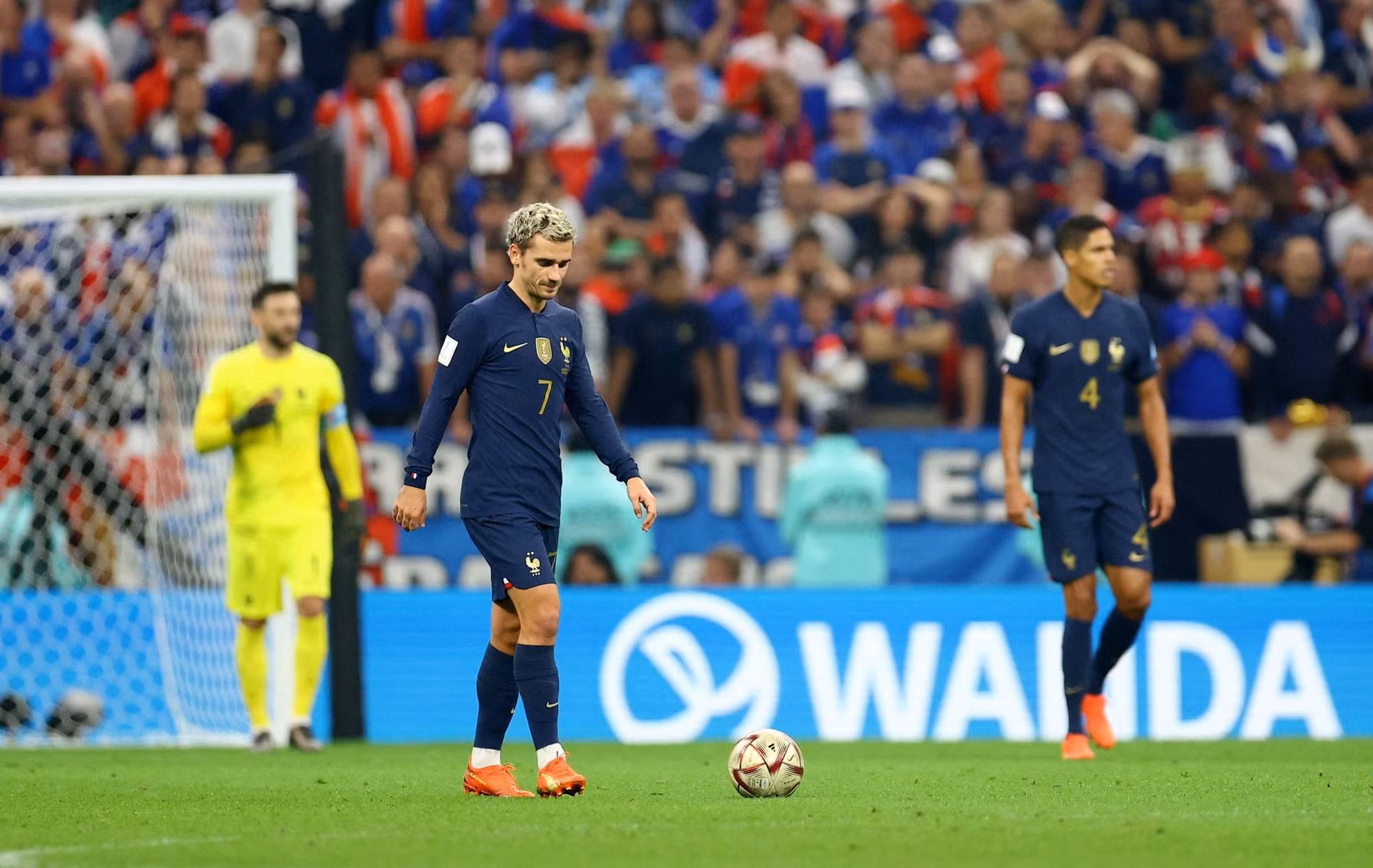 Tuyển Pháp rơi vào bế tắc. Antoine Griezmann không thể tìm thấy điểm nối cùng các đồng đội.
