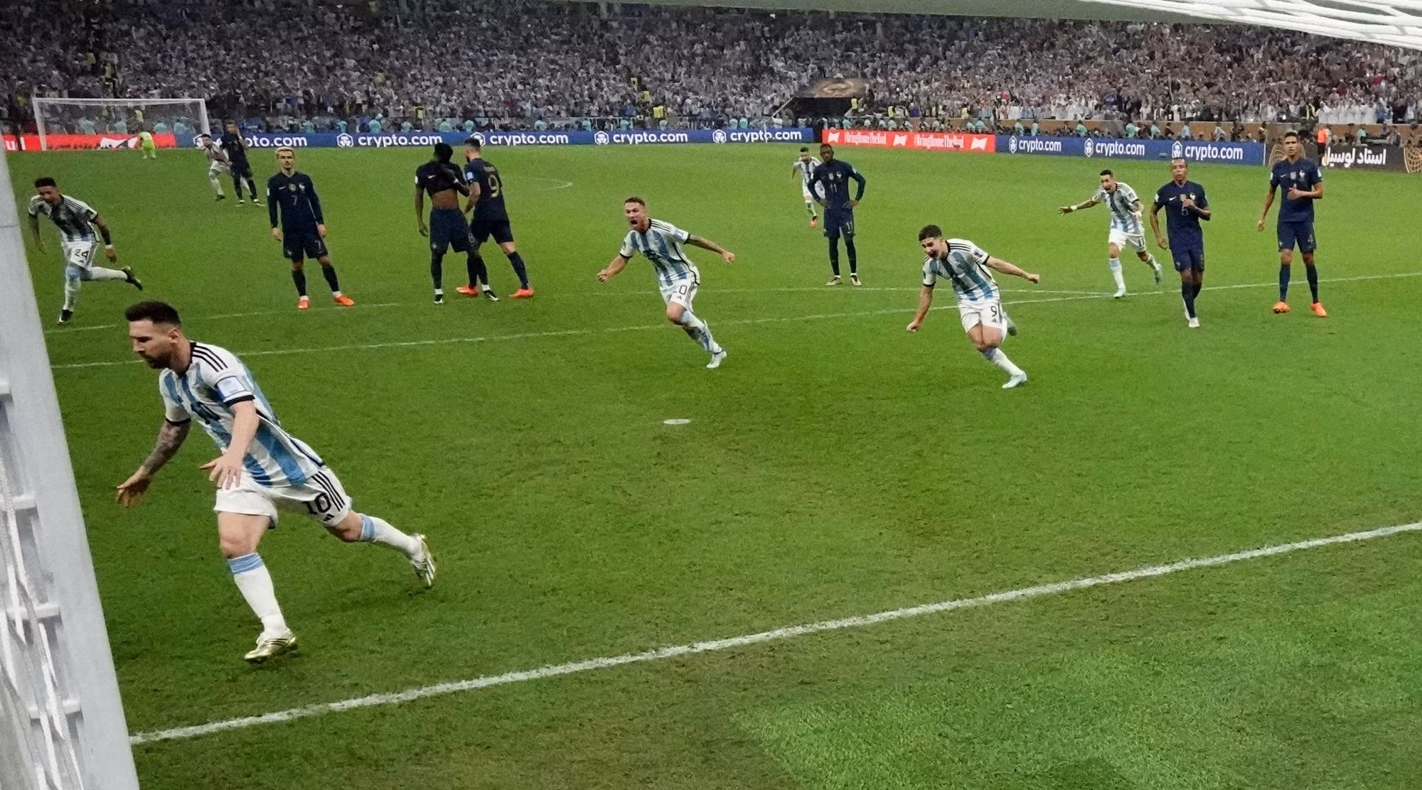 Trên chấm phạt đền, Messi đã không bỏ lỡ cơ hội để mang về bàn mở tỷ số.