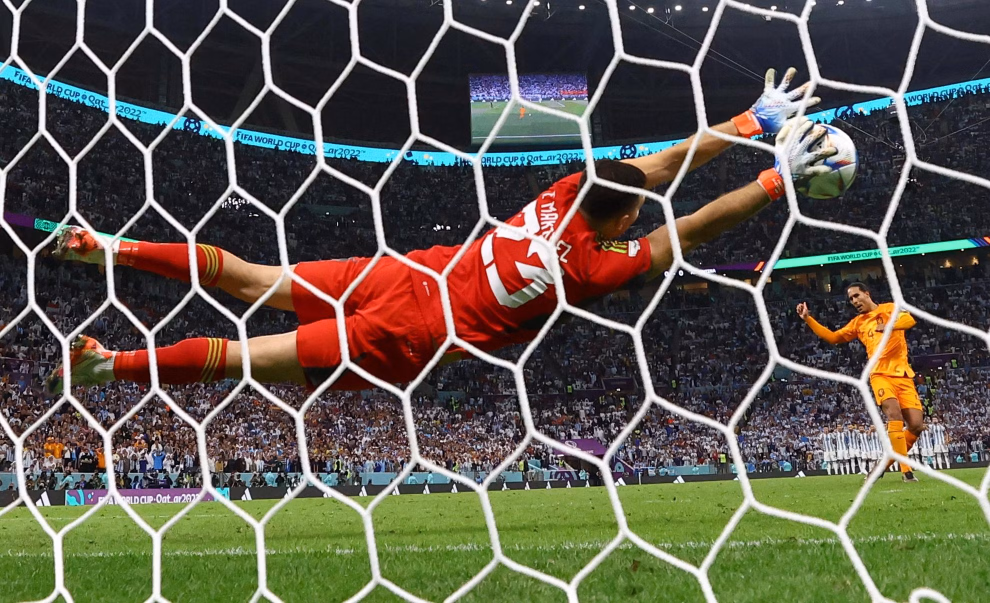 Thủ thành Emiliano Martinez cản phá thành công cú sút luân lưu của Virgil van Dijk. Thủ thành Emiliano Martinez cản phá thành công cú sút luân lưu của Virgil van Dijk.