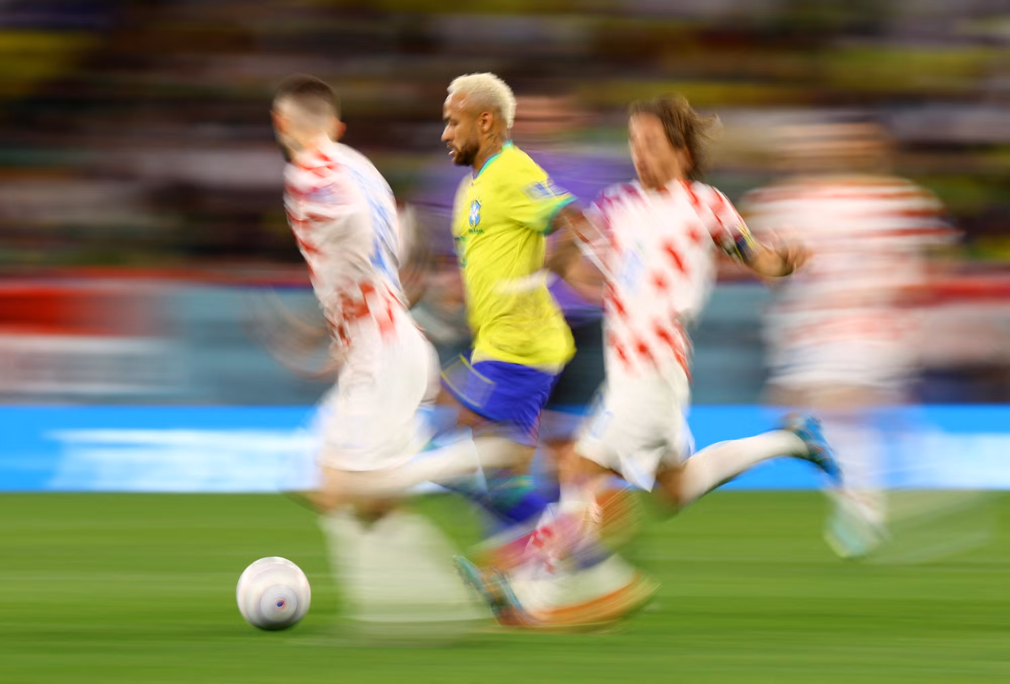 Luôn là đó sự đeo bám quyết liệt của các cầu thủ Croatia. Luôn là đó sự đeo bám quyết liệt của các cầu thủ Croatia.