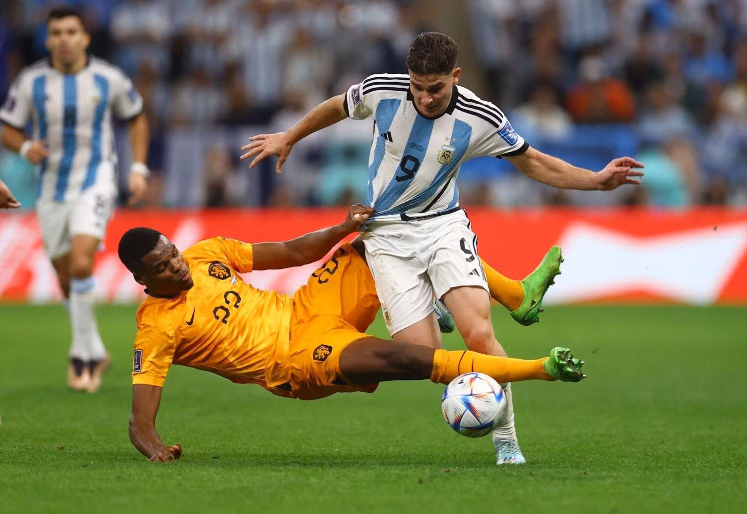 Denzel Dumfries đụng độ Julian Alvarez Denzel Dumfries đụng độ Julian Alvarez