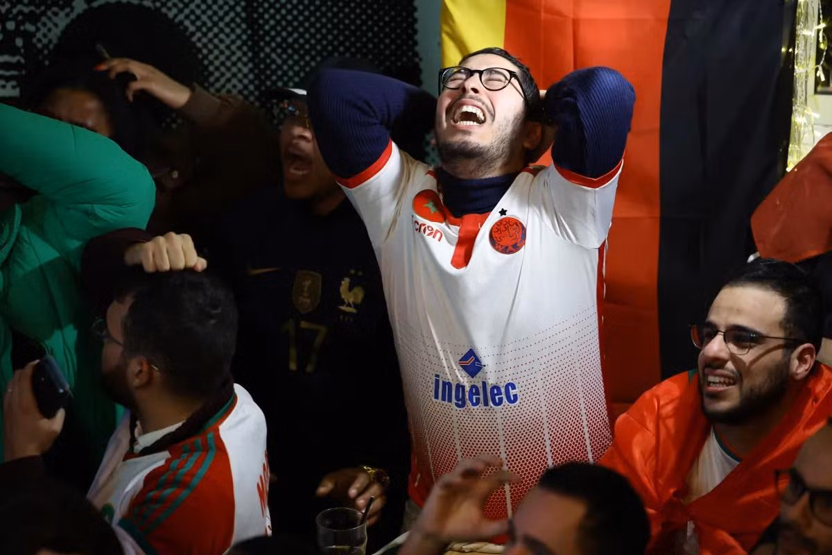 Cổ động viên Maroc thất thần khi đội tuyển yêu thích phải chia tay World Cup.